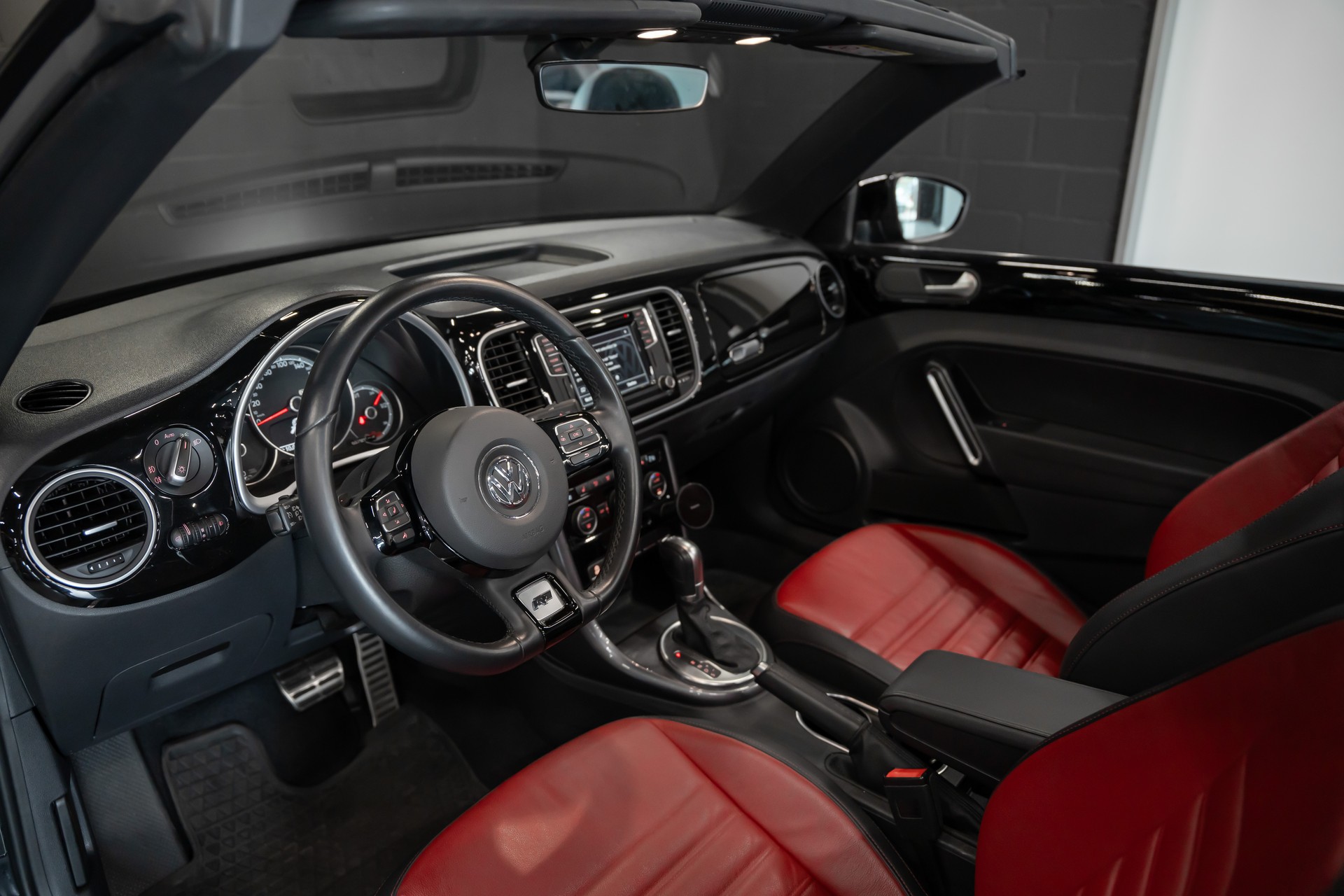 VW Beetle Cabriolet 2.0 TSI BMT R-Line DSG / Exclusive Manufaktur / Vienna / Bi-Xenon / Salvador Felgen / Waschdüsen beheizt-image-9