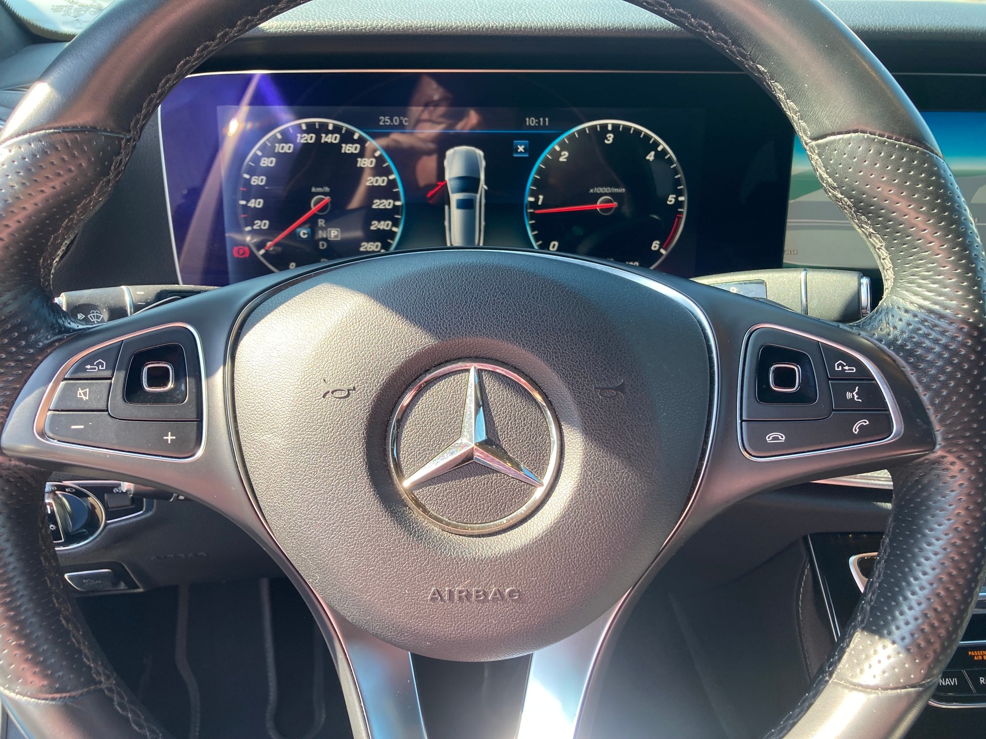 MERCEDES-BENZ E 220 d Swiss Star Avantgarde 4Matic 9G-Tronic-image-11