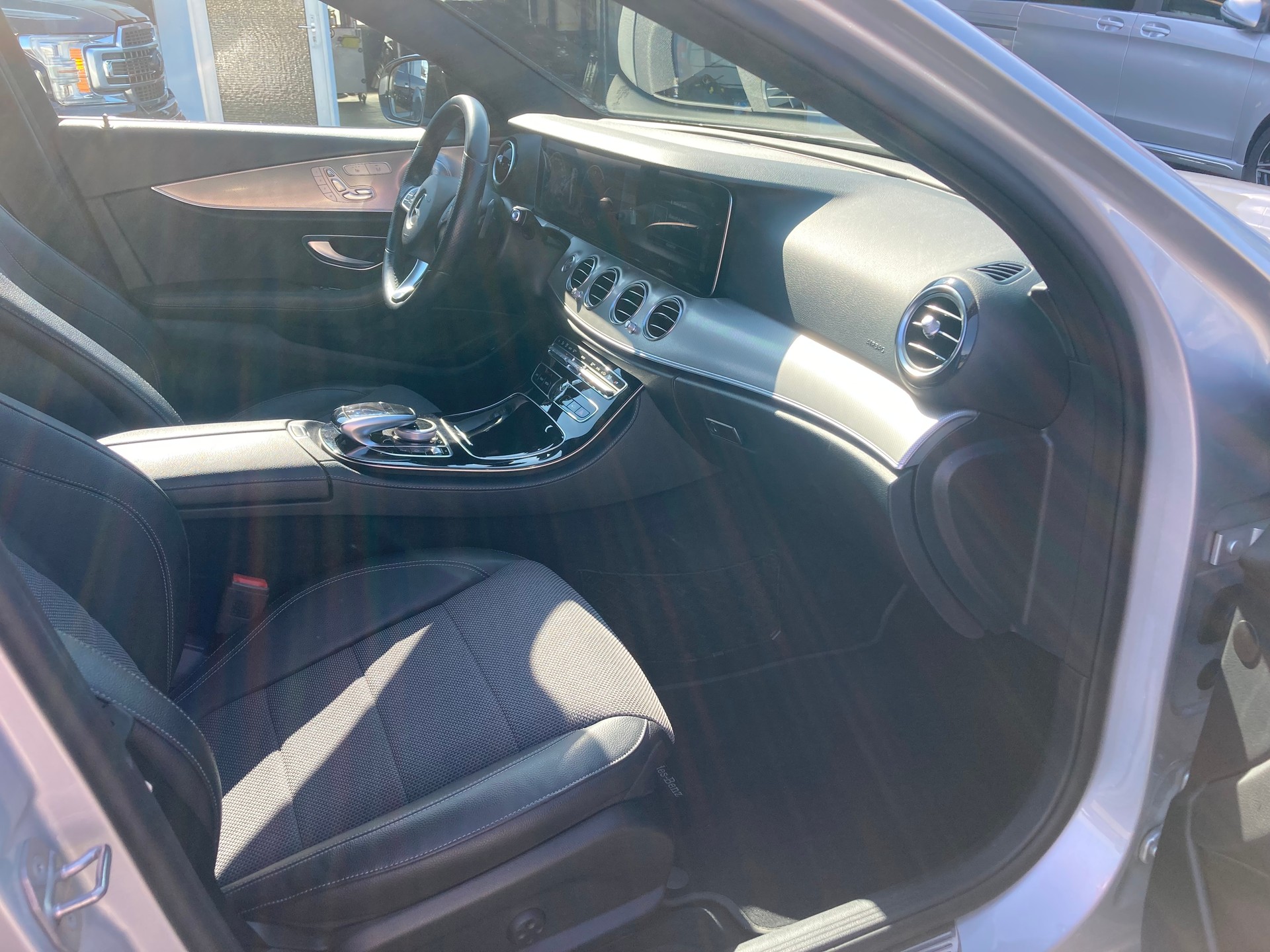 MERCEDES-BENZ E 220 d Swiss Star Avantgarde 4Matic 9G-Tronic-image-8