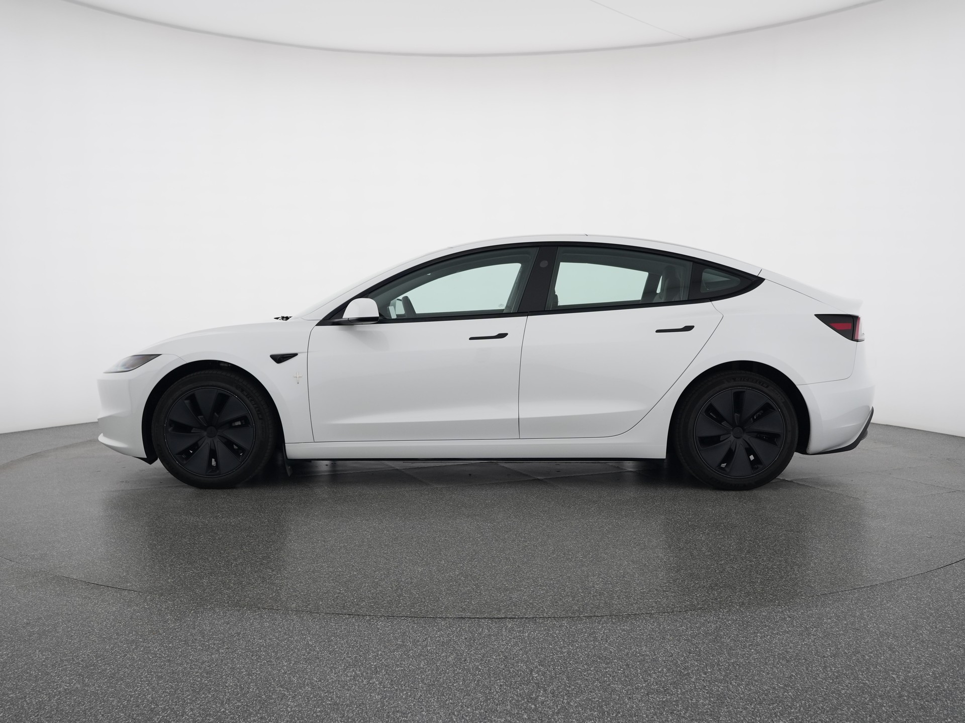 TESLA Model 3 Long Range Dual Motor AWD-showroom-element-1