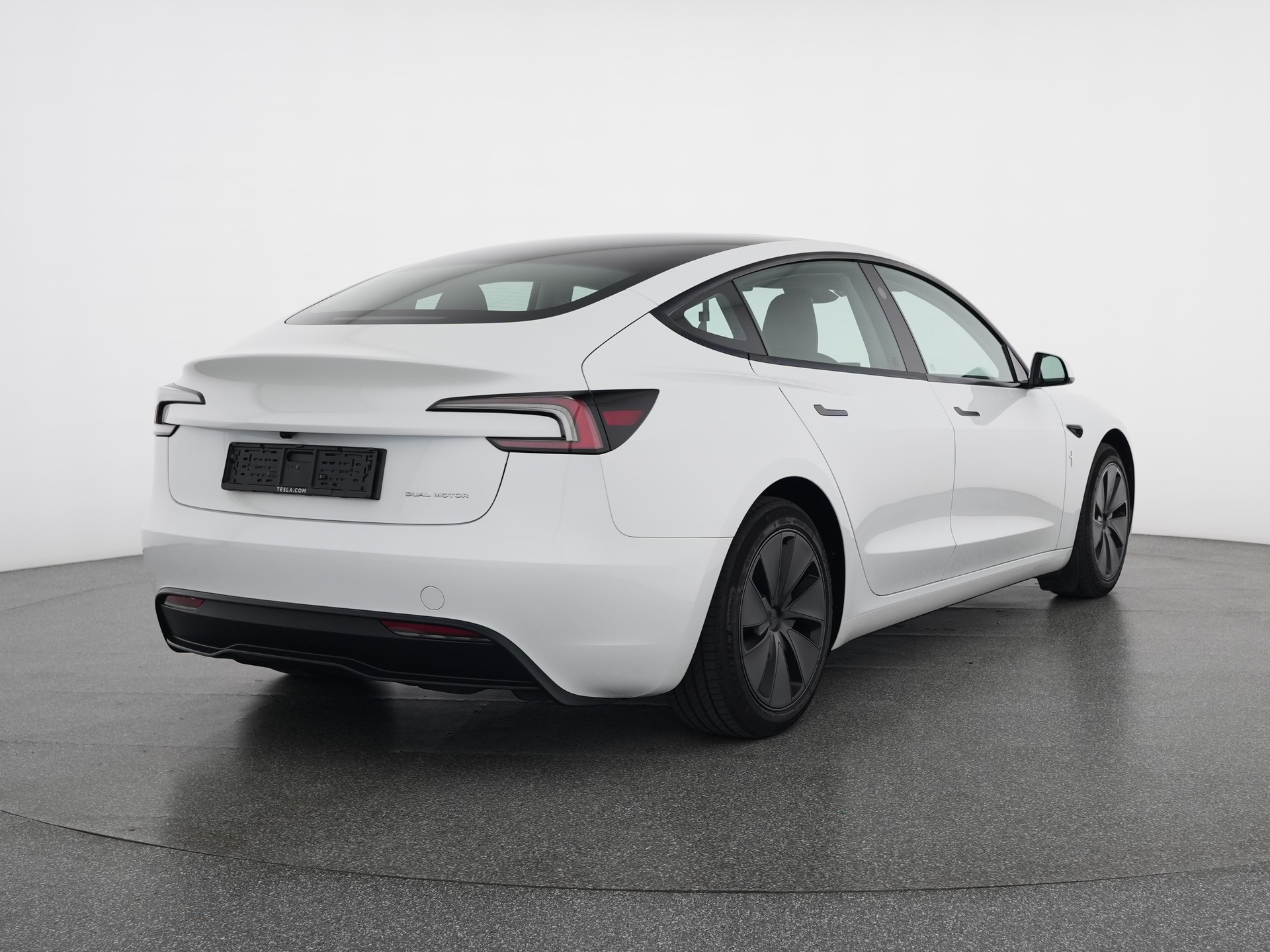 TESLA Model 3 Long Range Dual Motor AWD-showroom-element-3