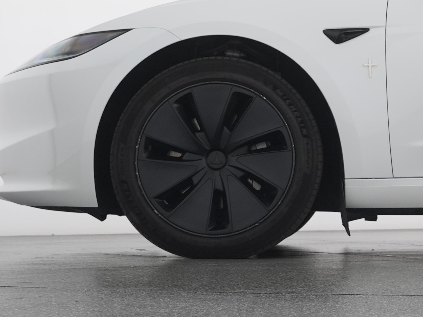 TESLA Model 3 Long Range Dual Motor AWD-showroom-element-2