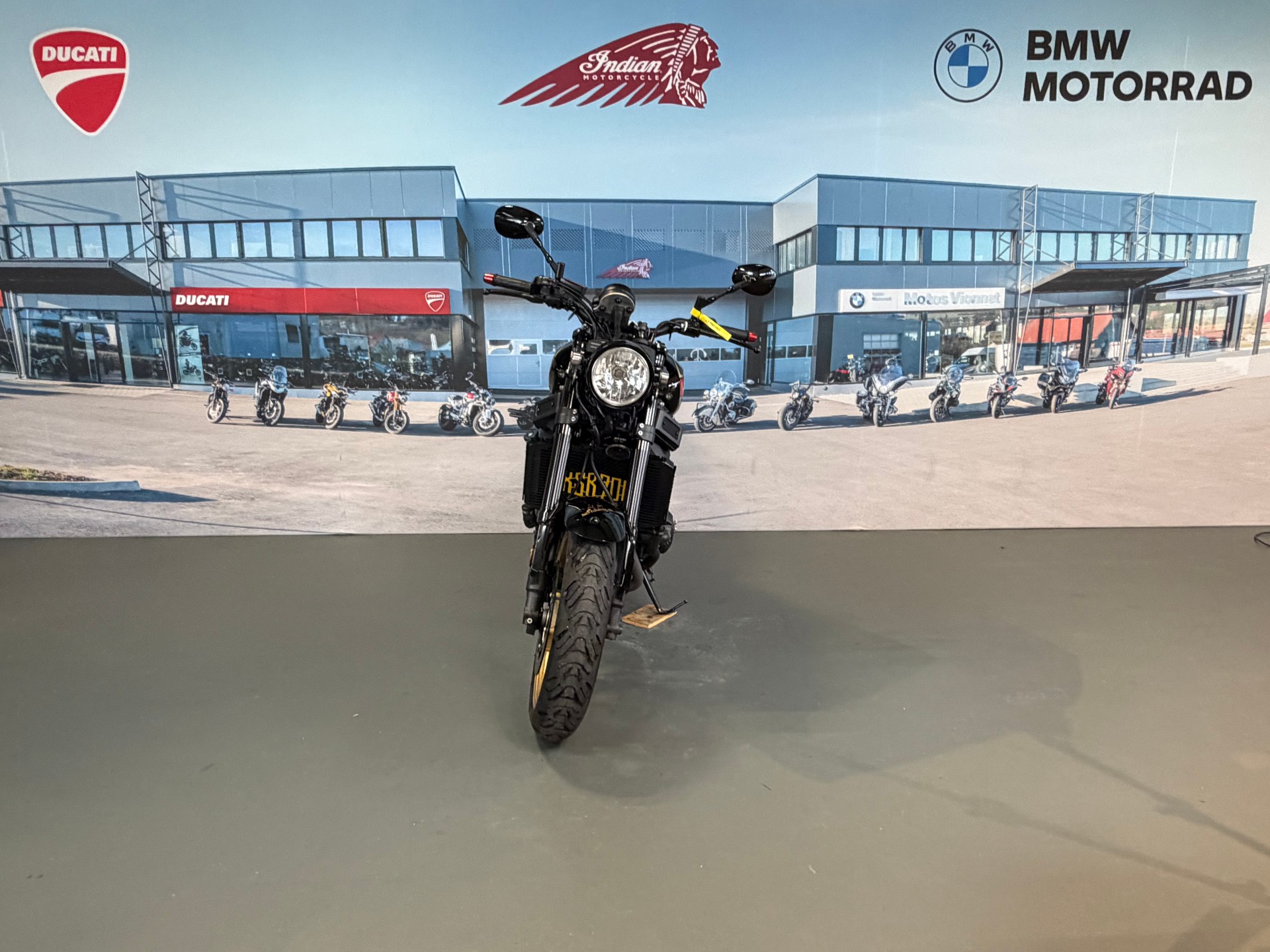 YAMAHA XSR 900-image-1