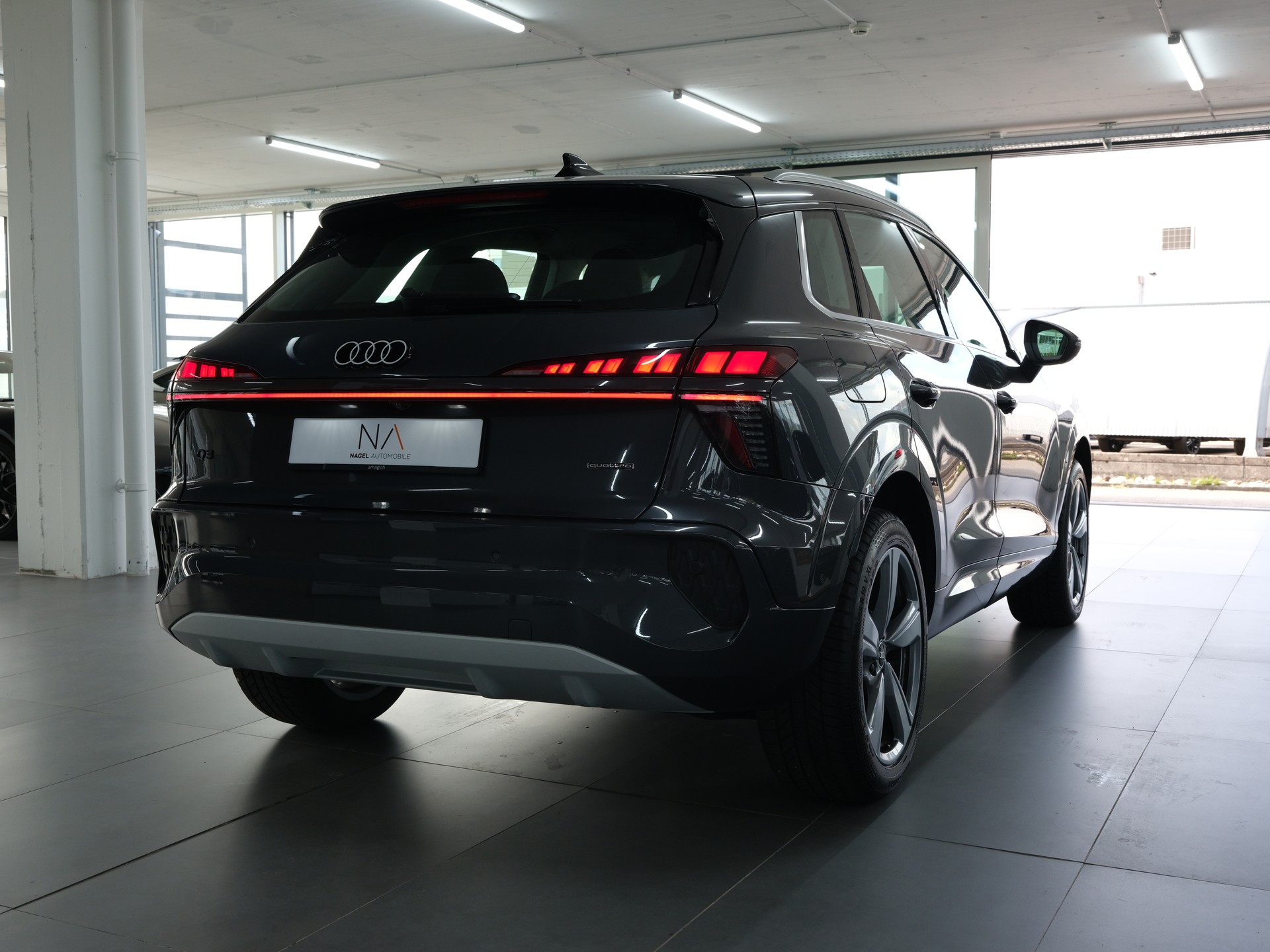 AUDI Q3 SUV TFSI quattro 150 kW S tronic *Werksgarantie* *1.Hand* *Neuwagen*-showroom-element-2