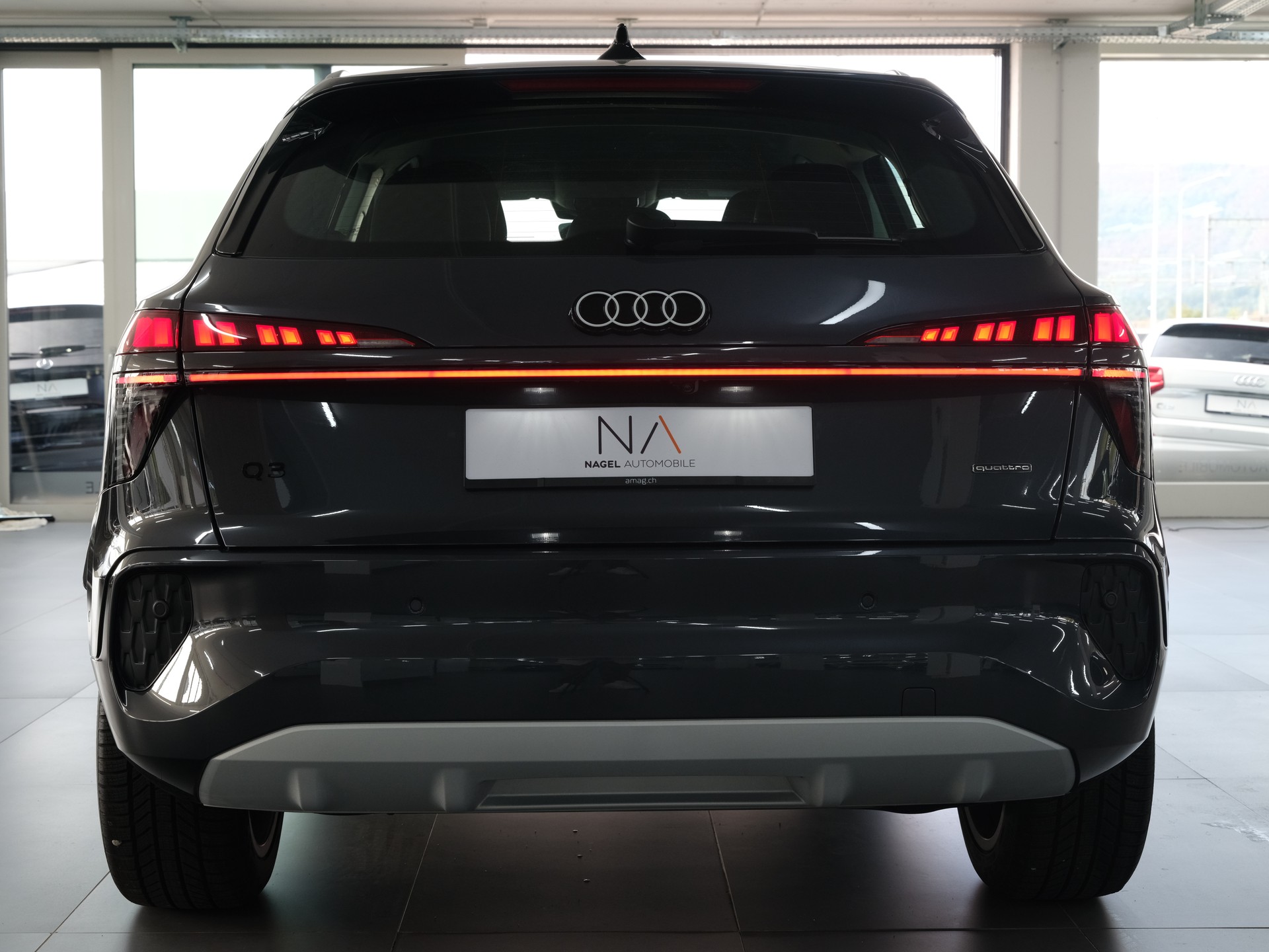 AUDI Q3 SUV TFSI quattro 150 kW S tronic *Werksgarantie* *1.Hand* *Neuwagen*-showroom-element-3