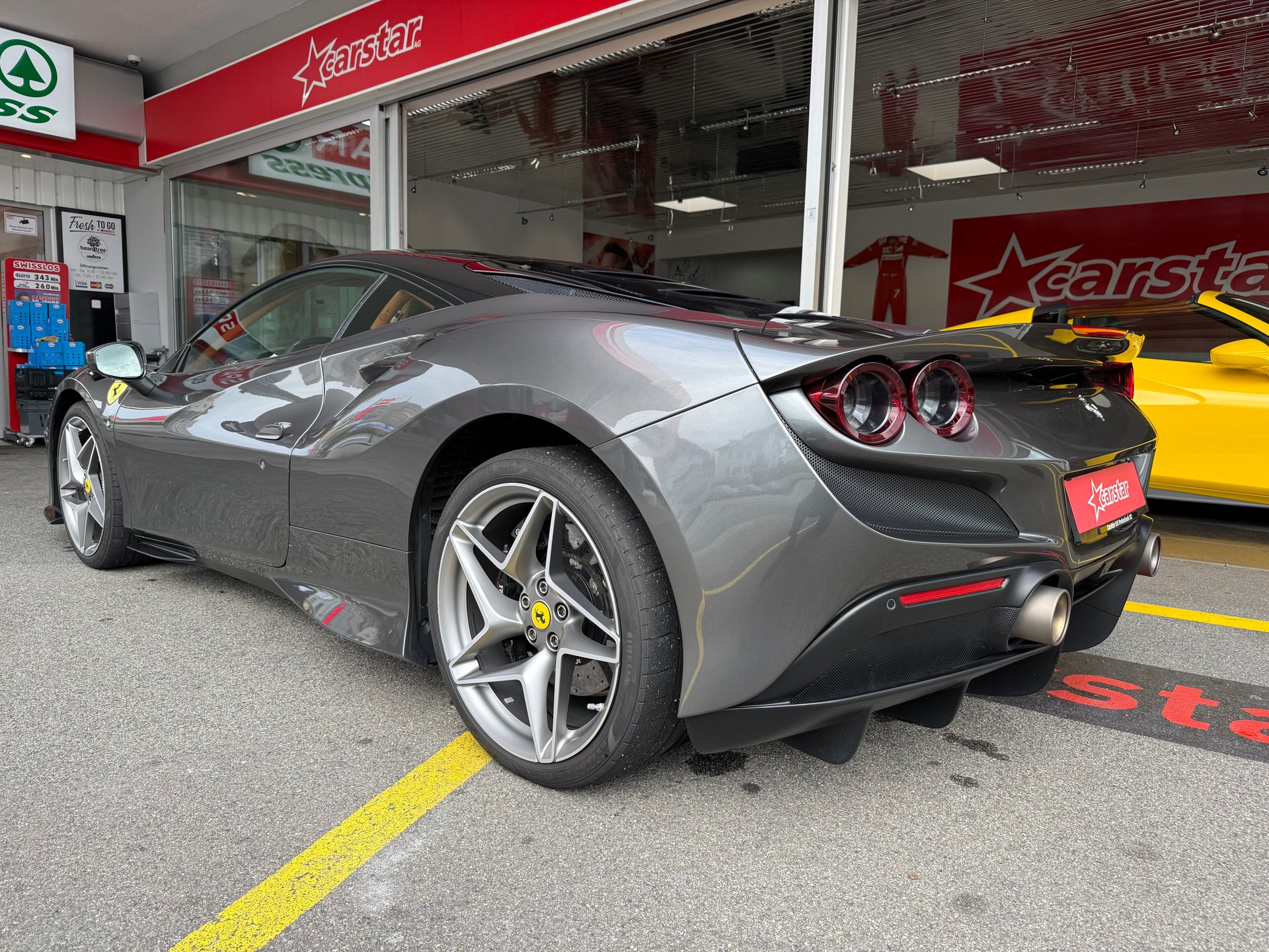 FERRARI F8 Tributo-showroom-element-2
