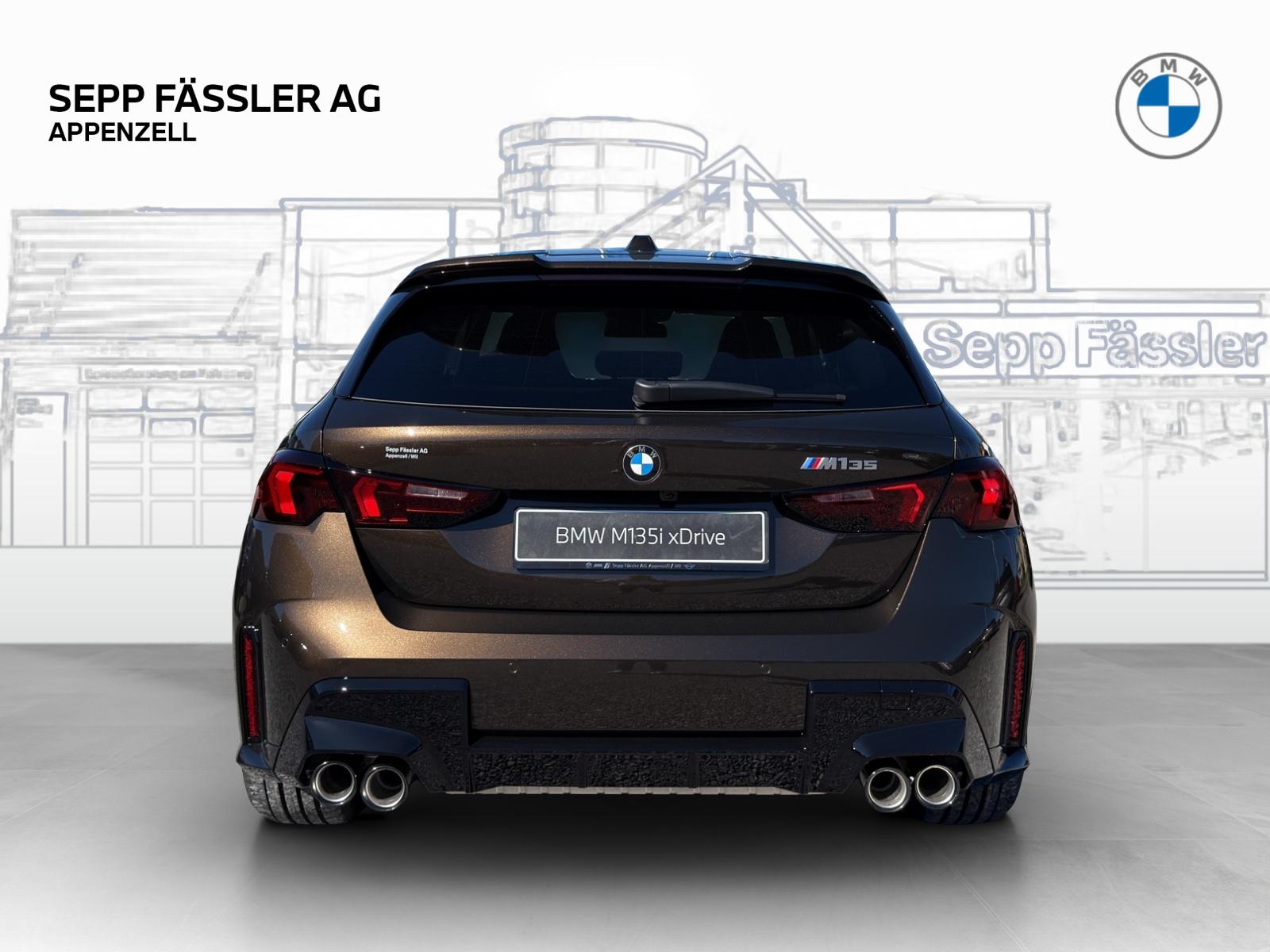 BMW M135i xDrive-showroom-element-3