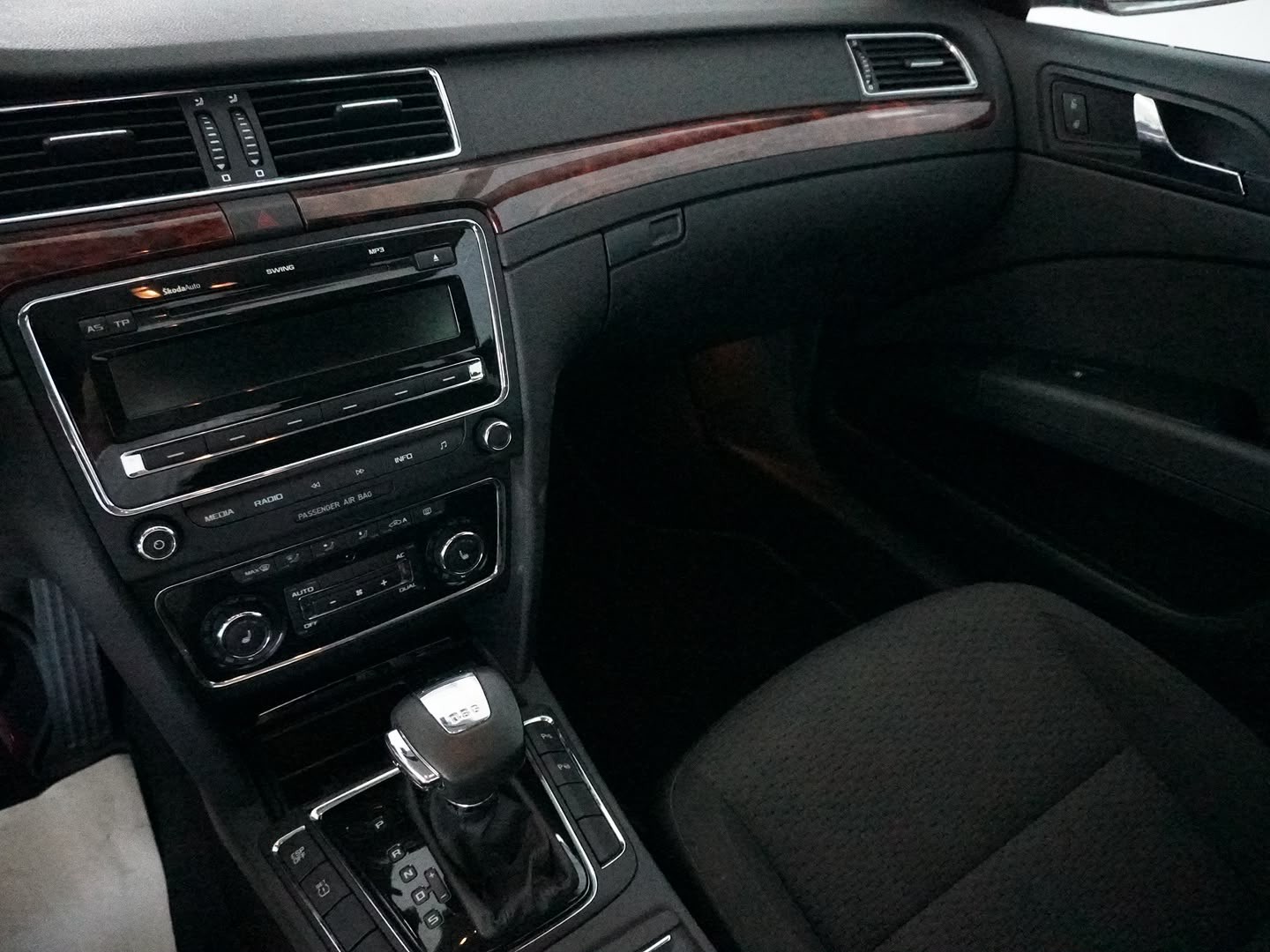 SKODA Superb 1.8 TSI Elegance DSG-showroom-element-3