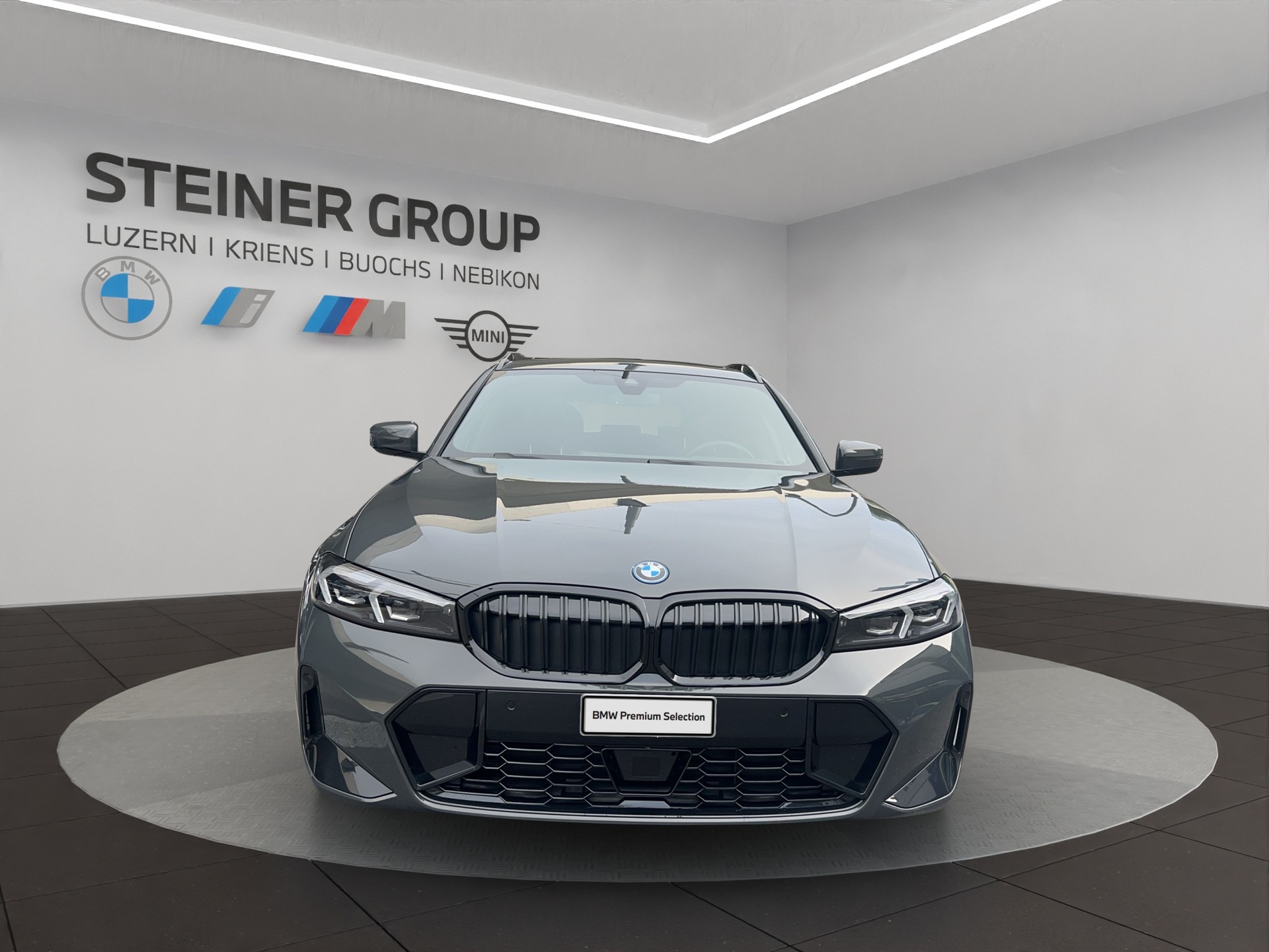 BMW 330e x DriveTouring Steptronic M Sport Pro-showroom-element-2