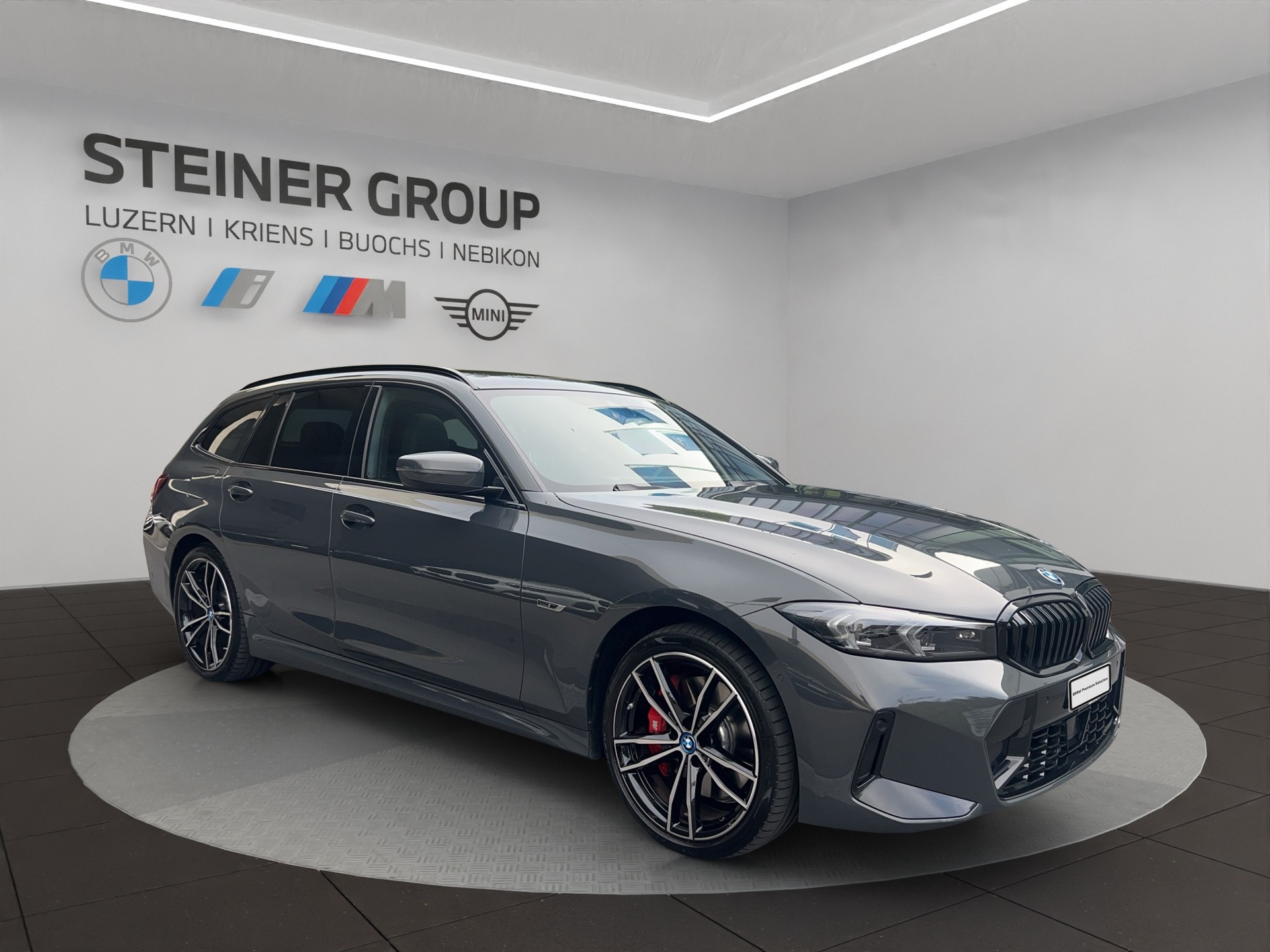 BMW 330e x DriveTouring Steptronic M Sport Pro-showroom-element-3