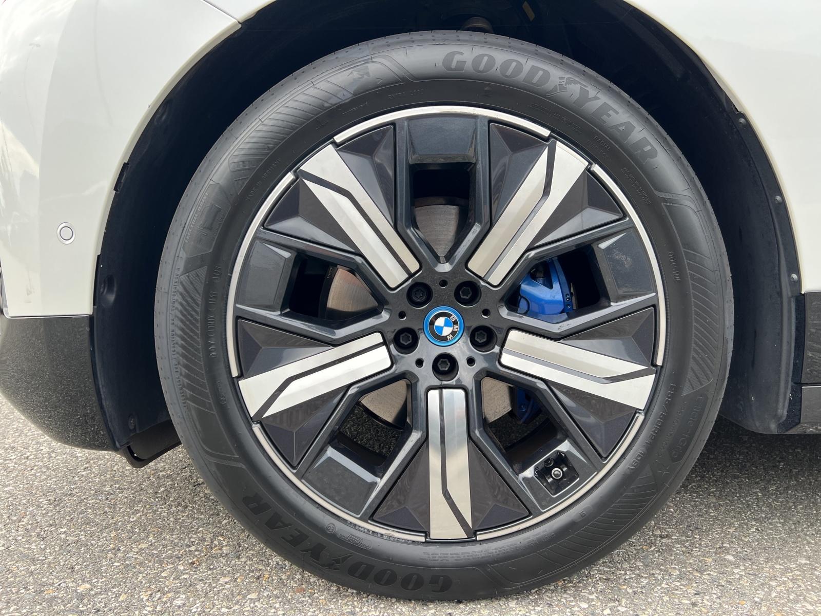BMW iX xDrive40 (CH)🔋-image-8