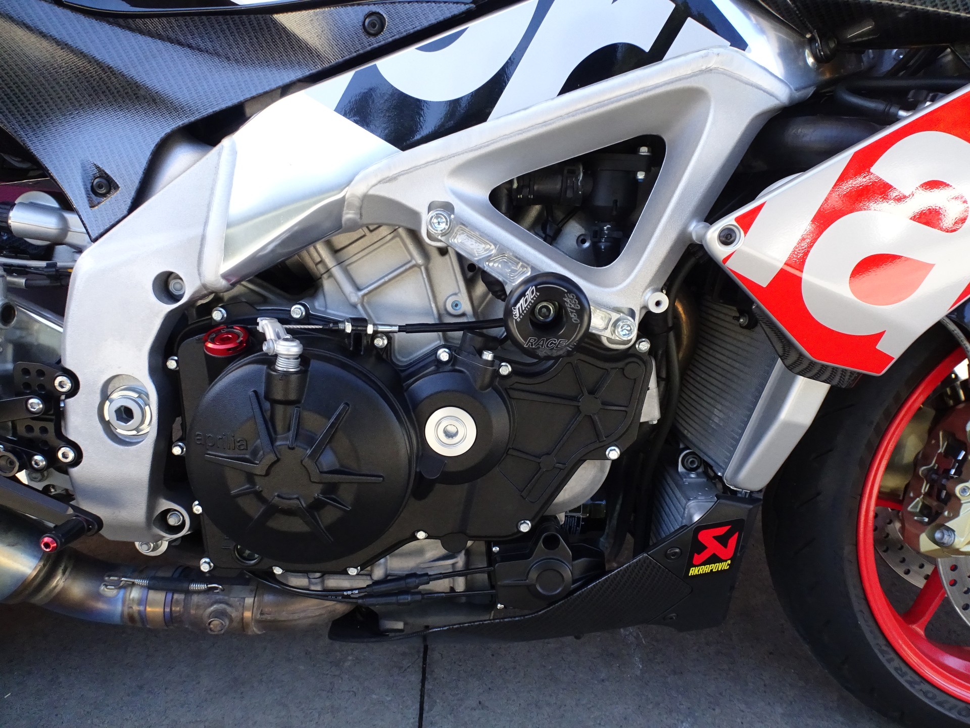 APRILIA Tuono V4 1100 Factory-image-9