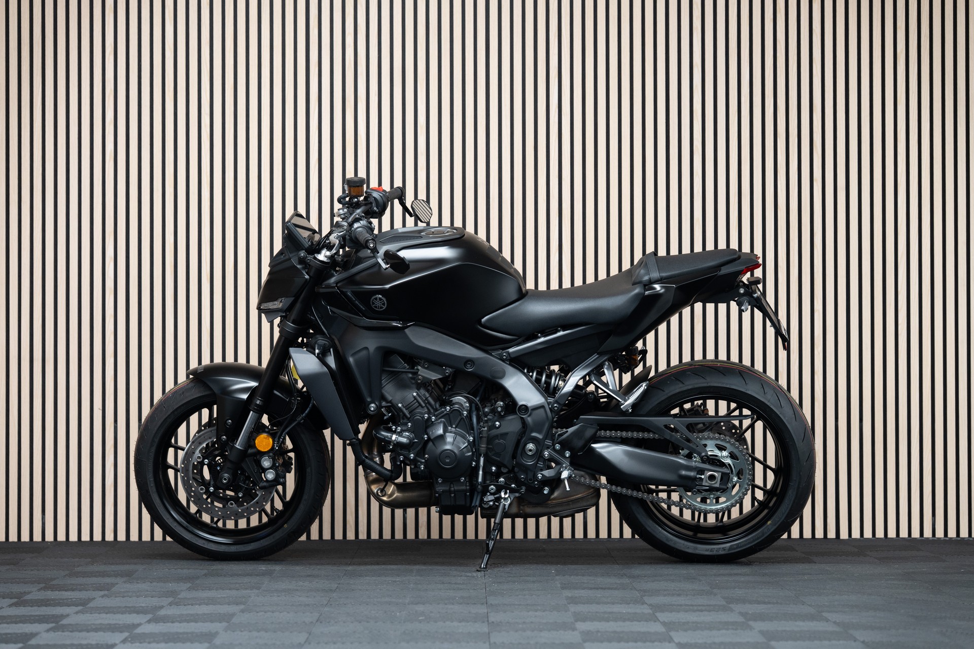 YAMAHA MT-09 35kW mit Heckumbau und Lenkerendspiegeln-image-1