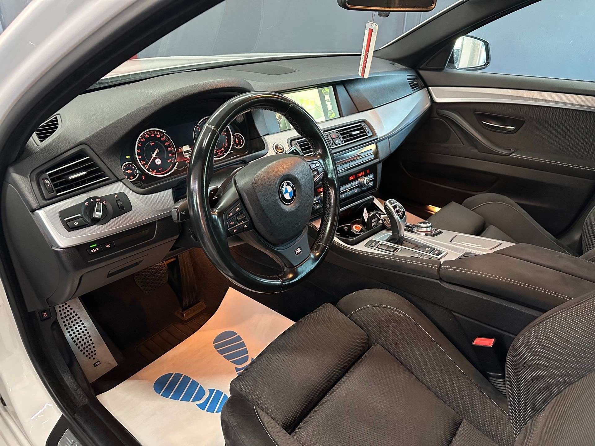 BMW M550 d xDrive Touring Steptronic-image-10