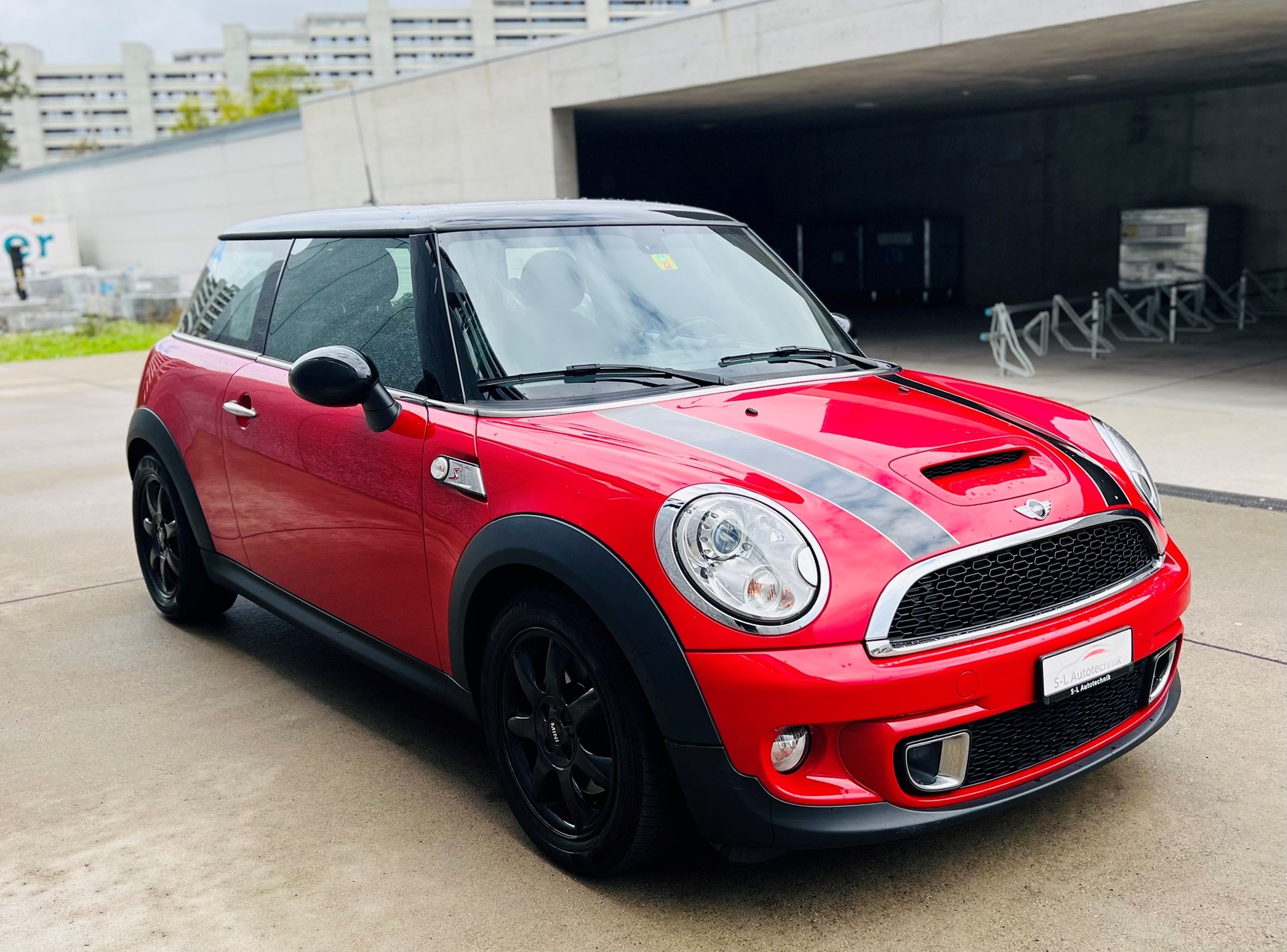 MINI Cooper S-showroom-element-2