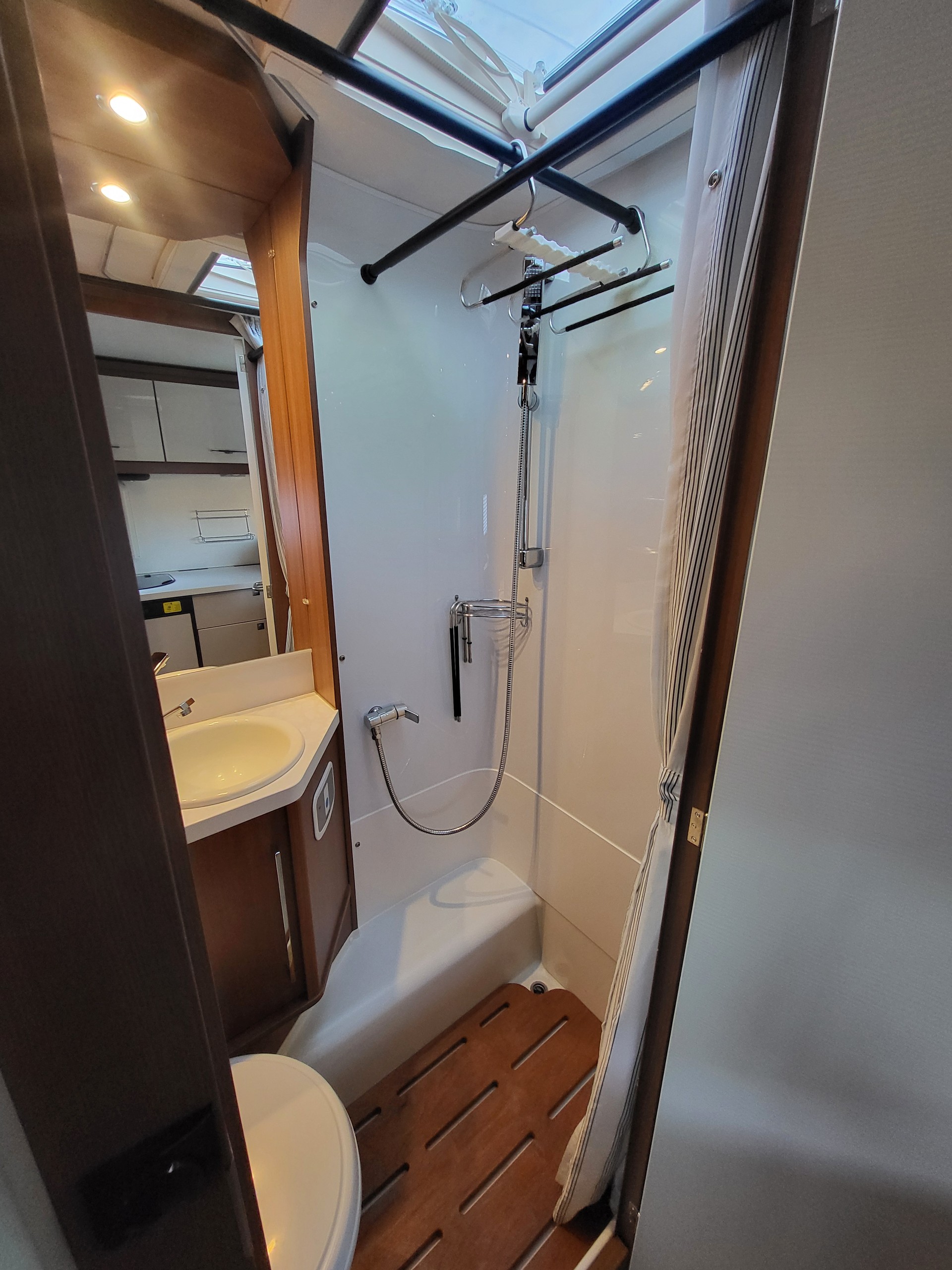 LMC A714 TOP FAMILIENCAMPER-image-12