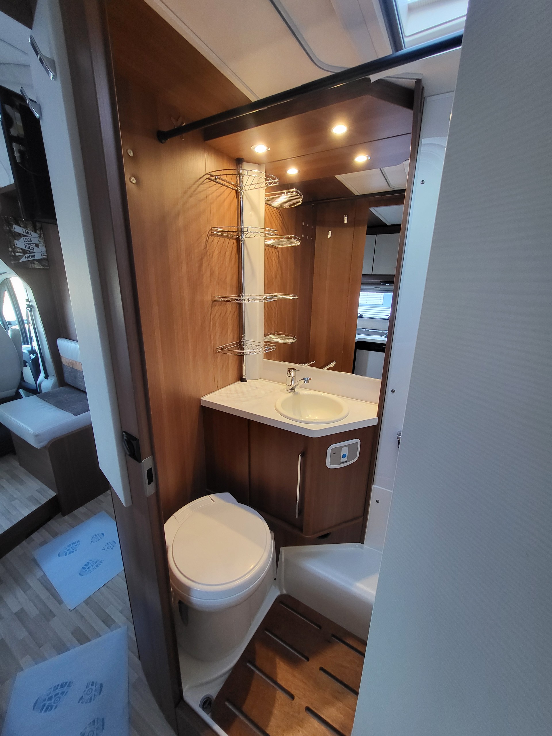 LMC A714 TOP FAMILIENCAMPER-image-13