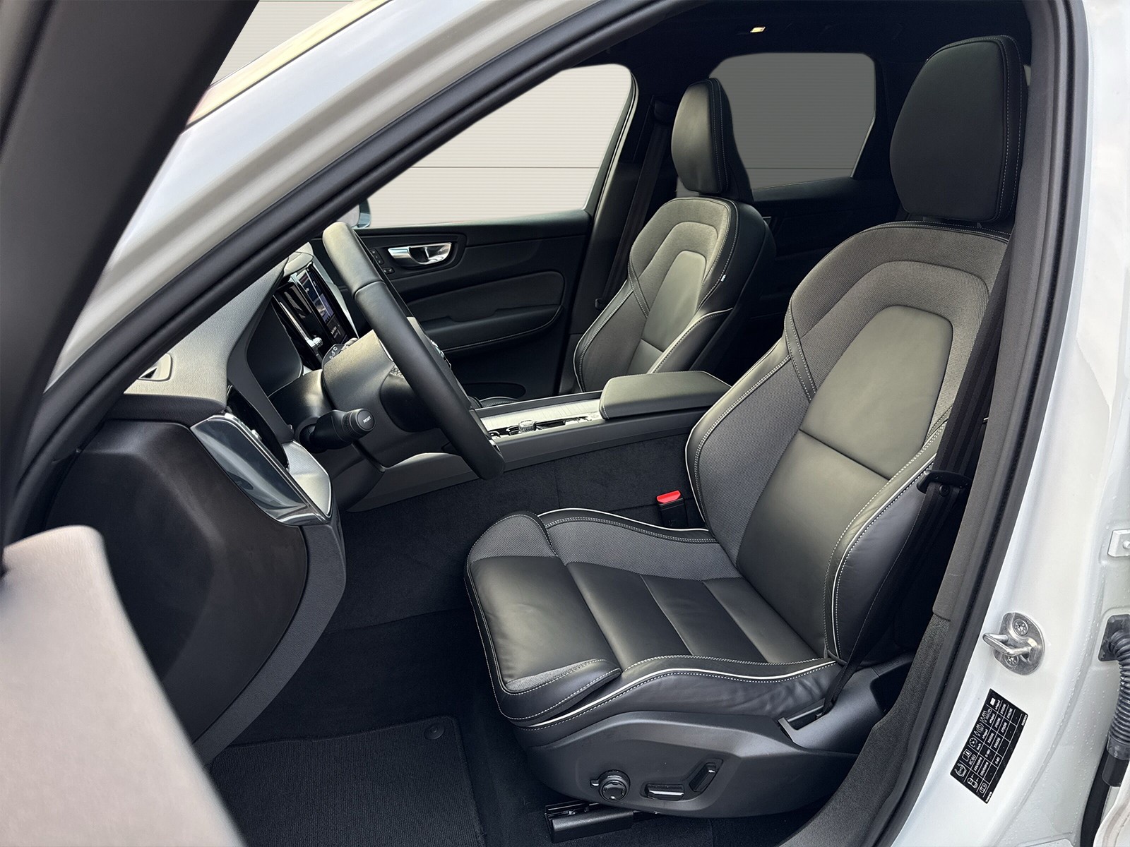 VOLVO XC60 2.0 T6 TE Plus Dark eAWD-image-7