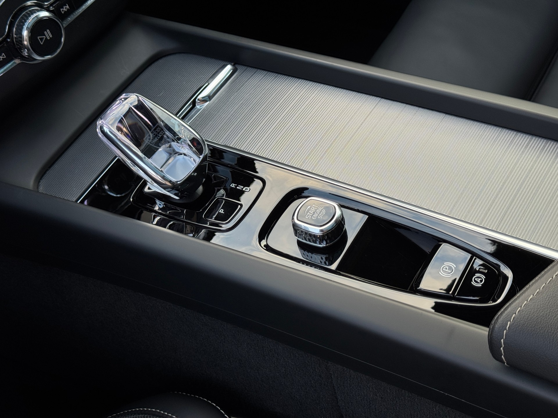 VOLVO XC60 2.0 T6 TE Plus Dark eAWD-image-16