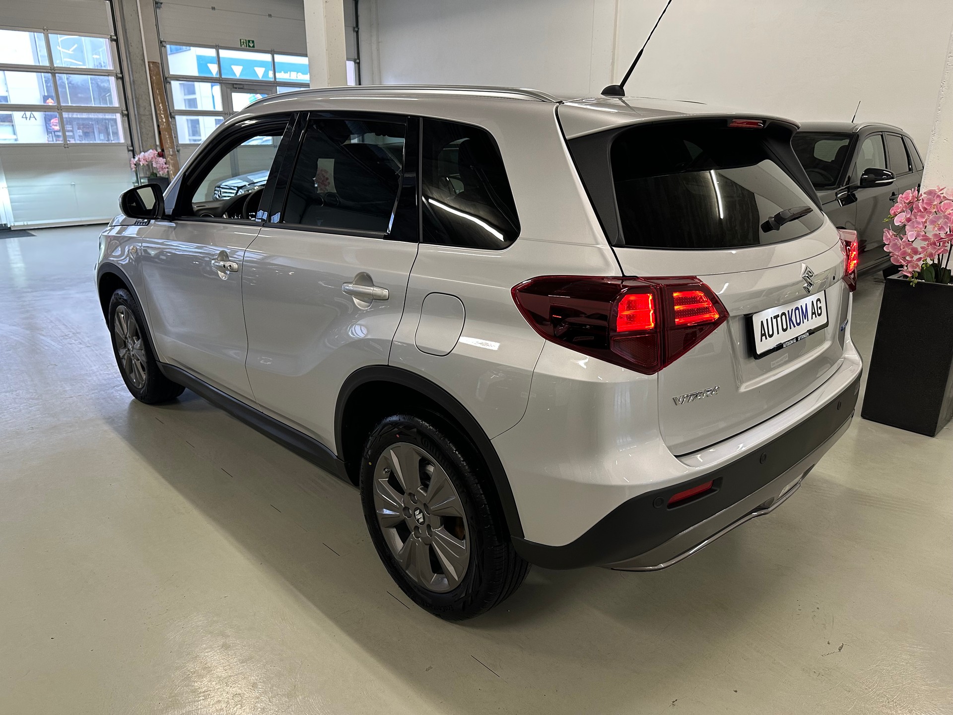 SUZUKI Vitara 1.4 Boosterjet Compact + 4x4 Hybrid Automatic-image-3