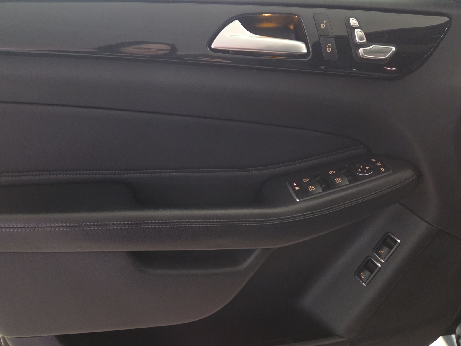 MERCEDES-BENZ GLS 350 d 4Matic-image-8
