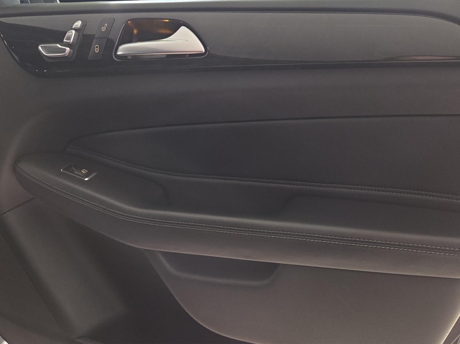 MERCEDES-BENZ GLS 350 d 4Matic-image-10