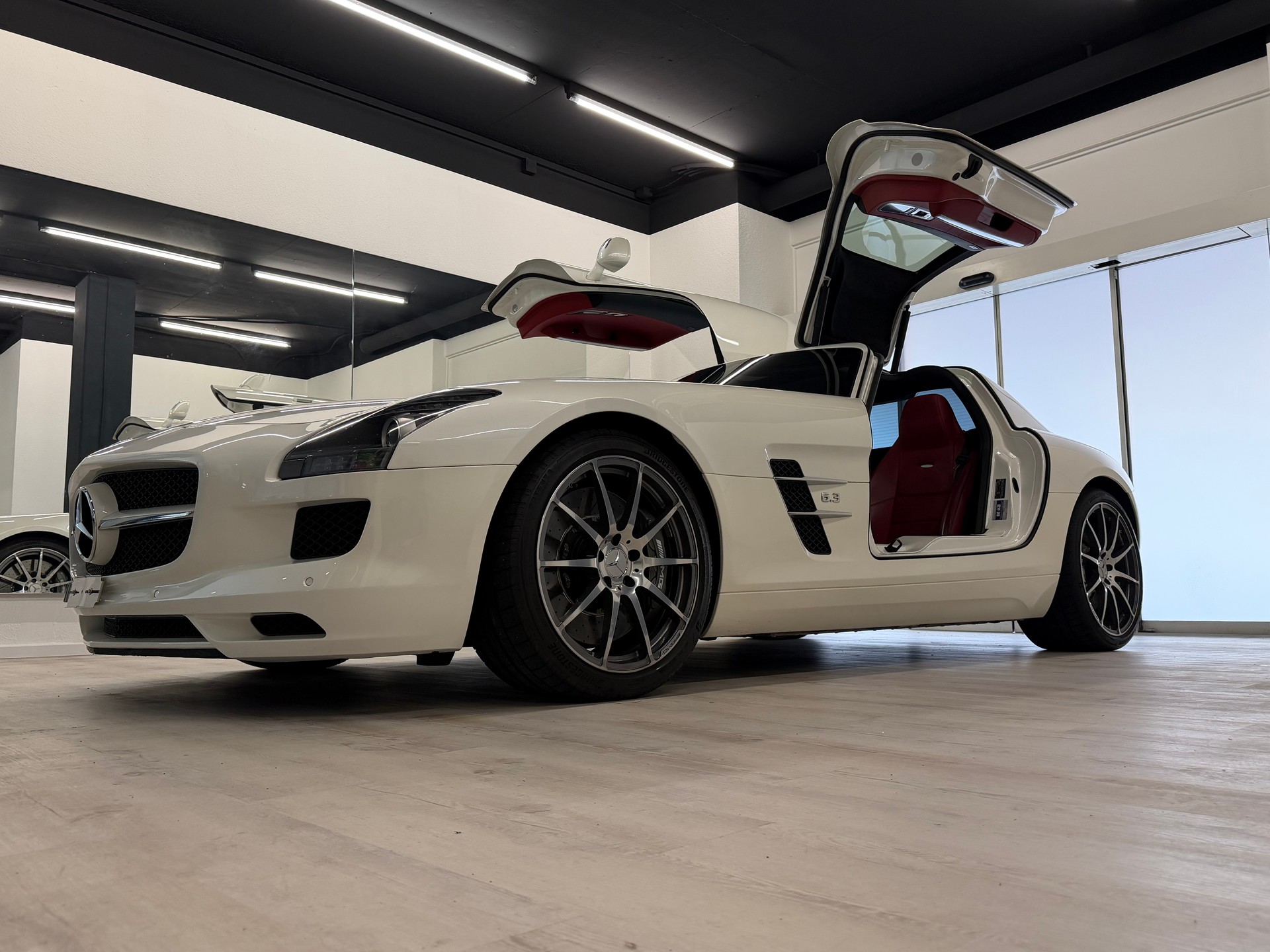 MERCEDES-BENZ SLS 63 AMG Speedshift-showroom-element-3