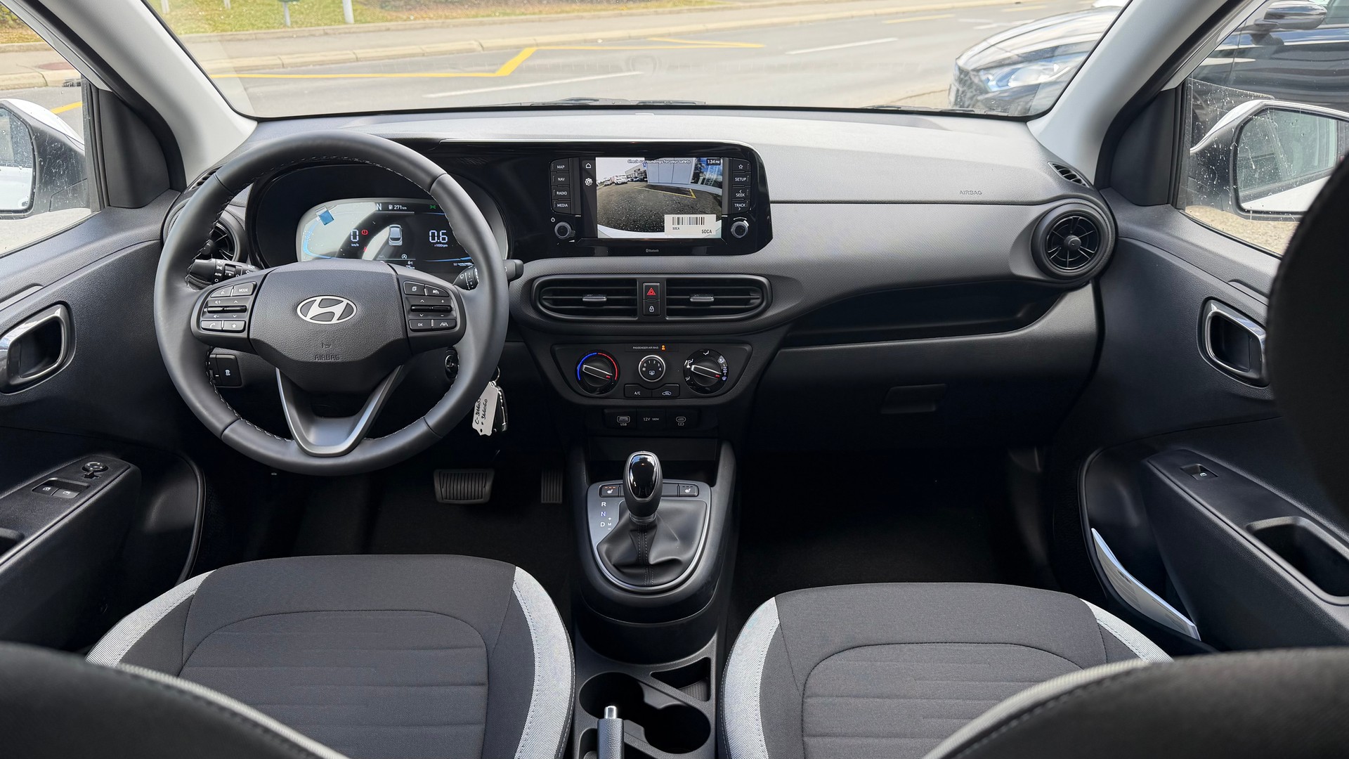 HYUNDAI i10 1.2 Amplia Aut.-image-11