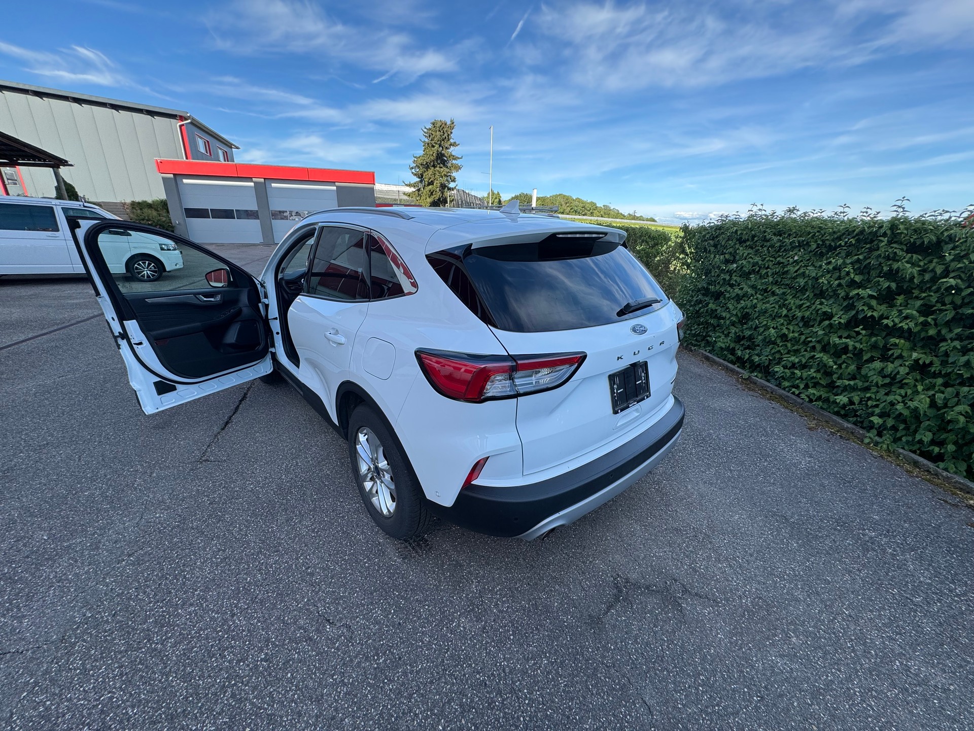 FORD Kuga 2.5 FHEV Titanium 4WD-image-2