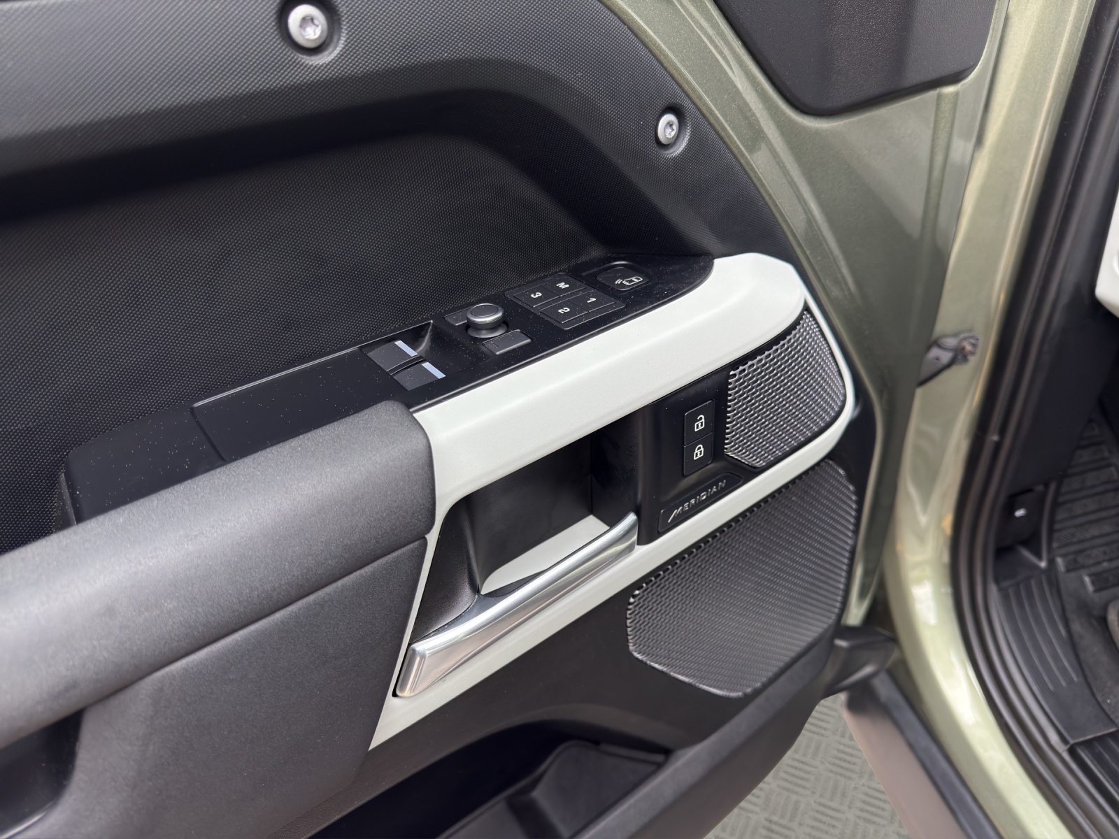 LAND ROVER Defender 90 3.0D I6 250 SE AT8-image-8