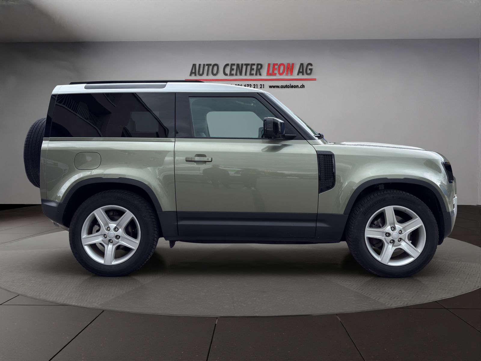 LAND ROVER Defender 90 3.0D I6 250 SE AT8-image-6