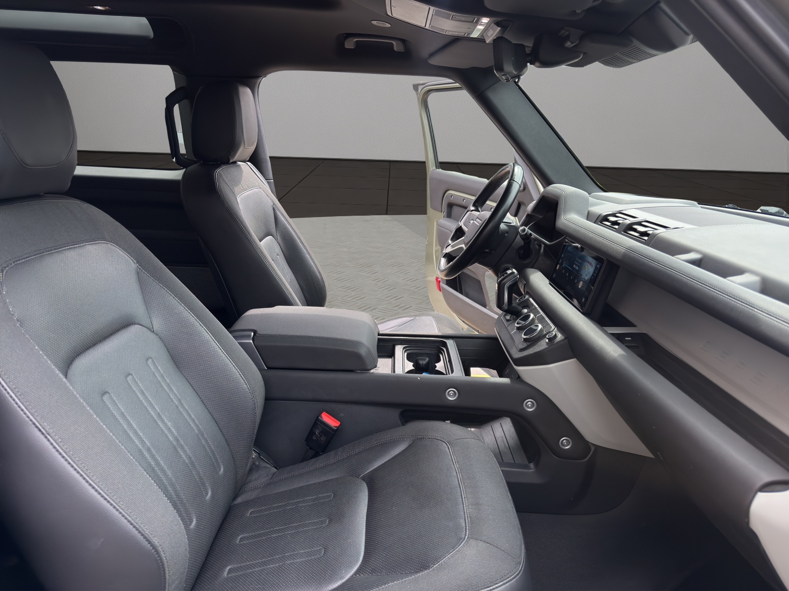 LAND ROVER Defender 90 3.0D I6 250 SE AT8-image-10