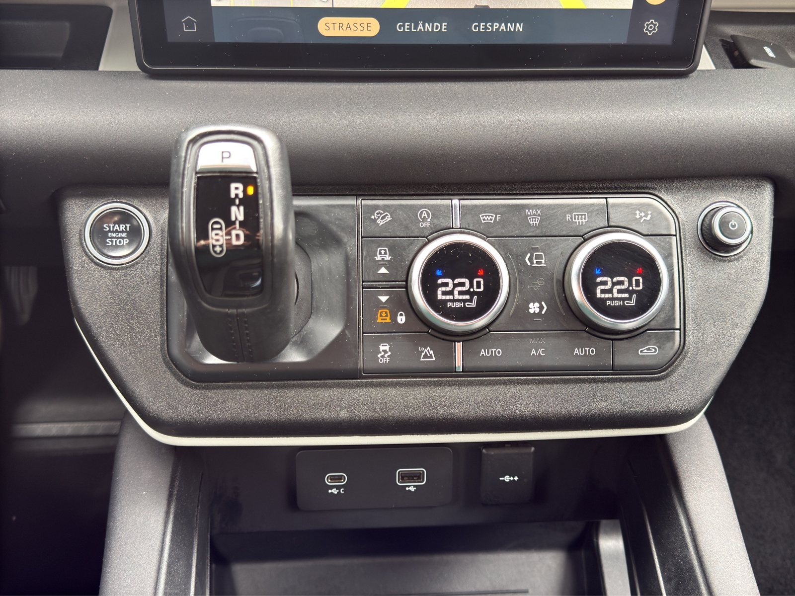 LAND ROVER Defender 90 3.0D I6 250 SE AT8-image-18