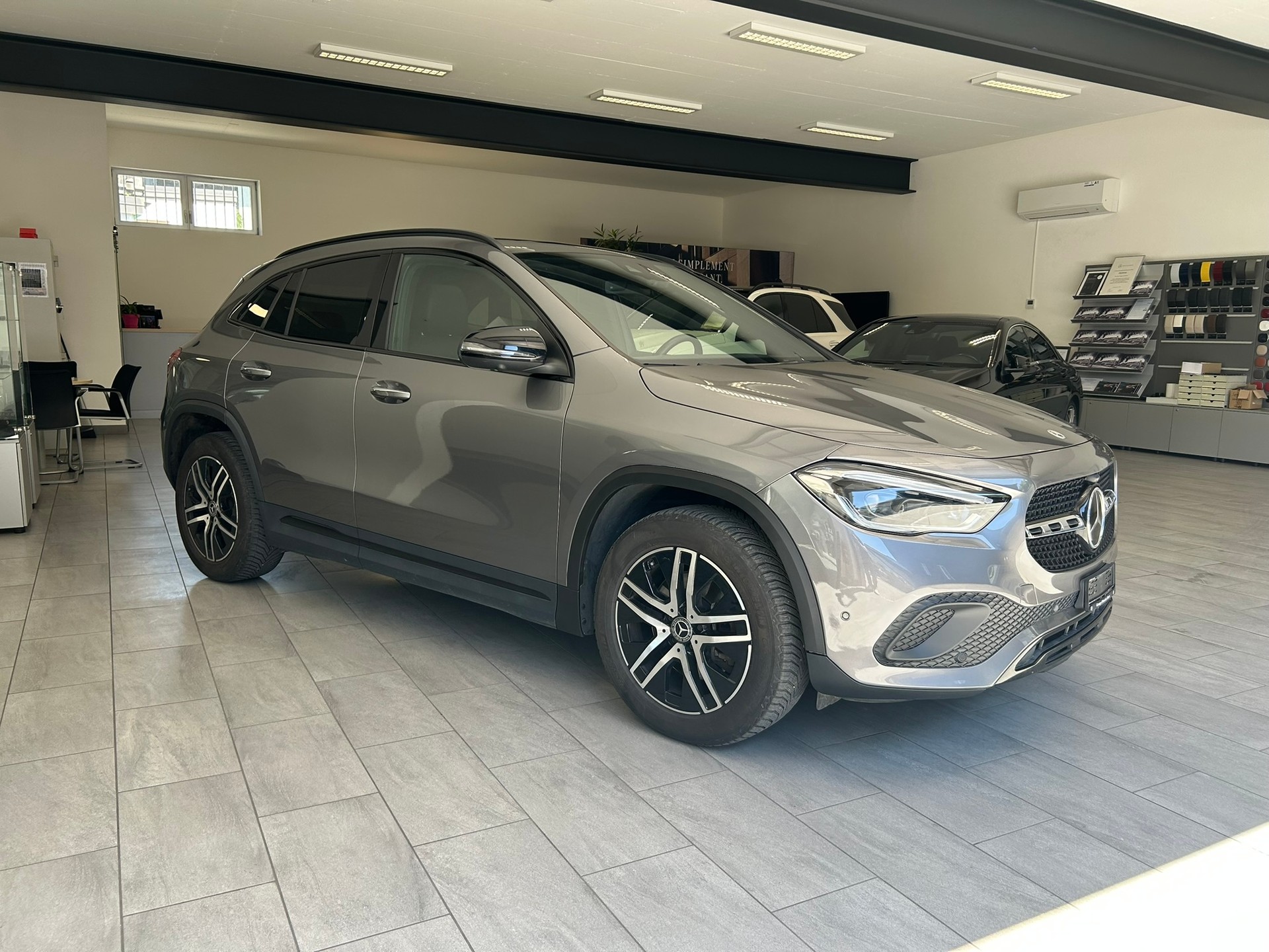 MERCEDES-BENZ GLA 220d 4Matic Progressive 8G-DCT-showroom-element-2
