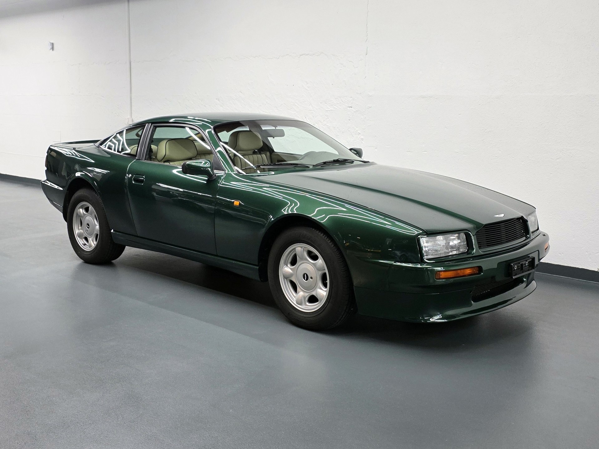 ASTON MARTIN Virage Saloon-showroom-element-1