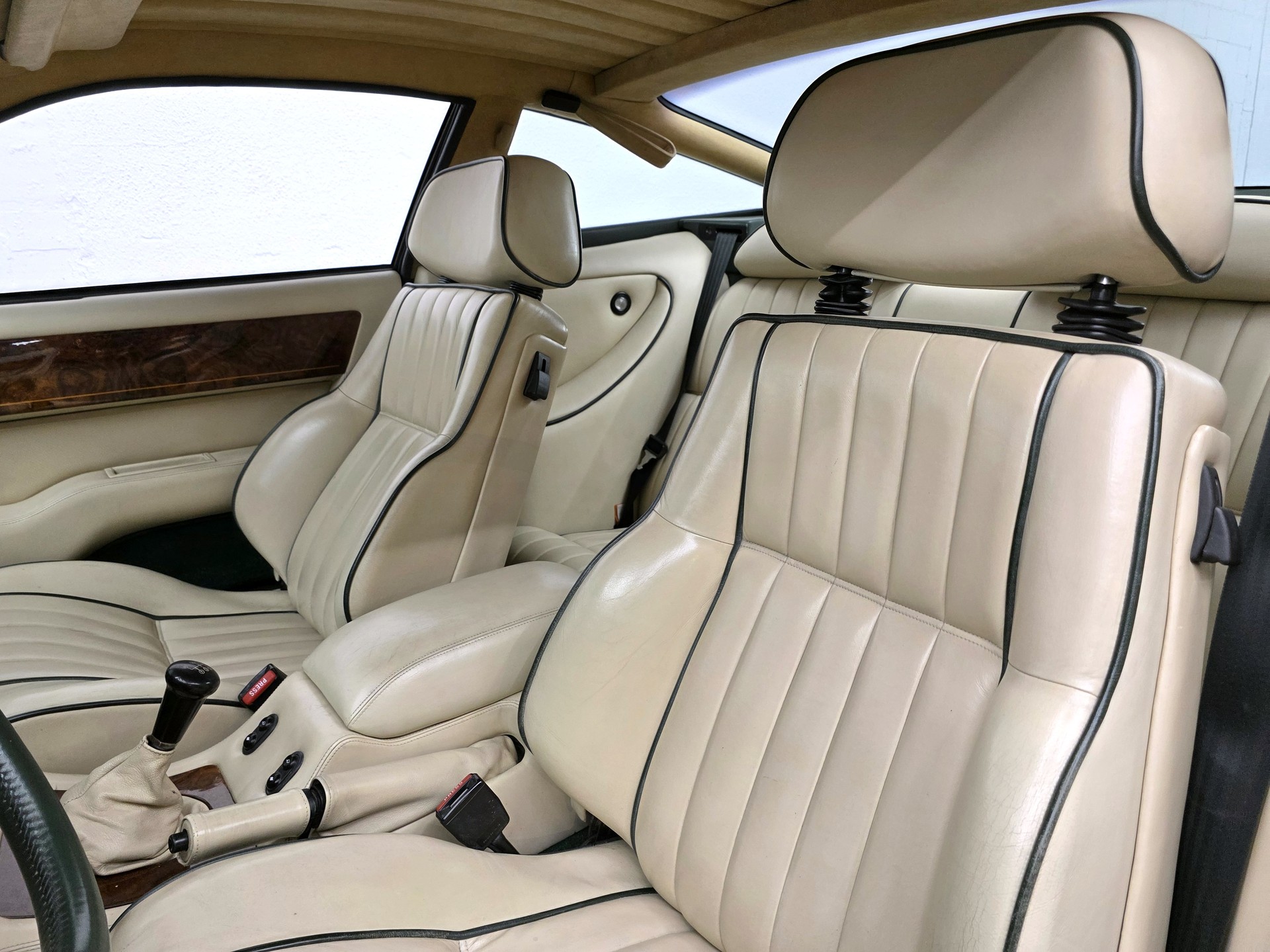 ASTON MARTIN Virage Saloon-image-11