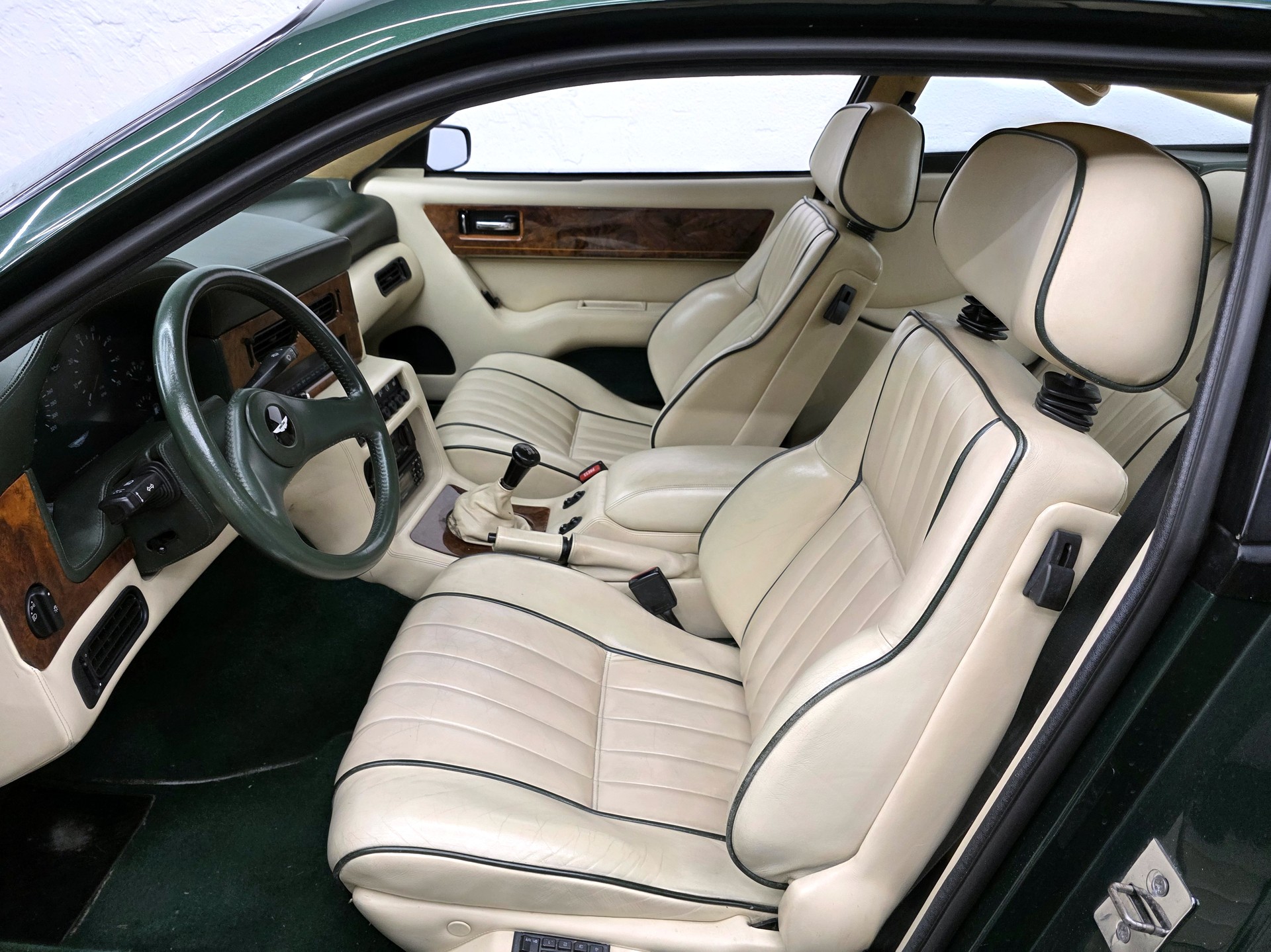 ASTON MARTIN Virage Saloon-image-9