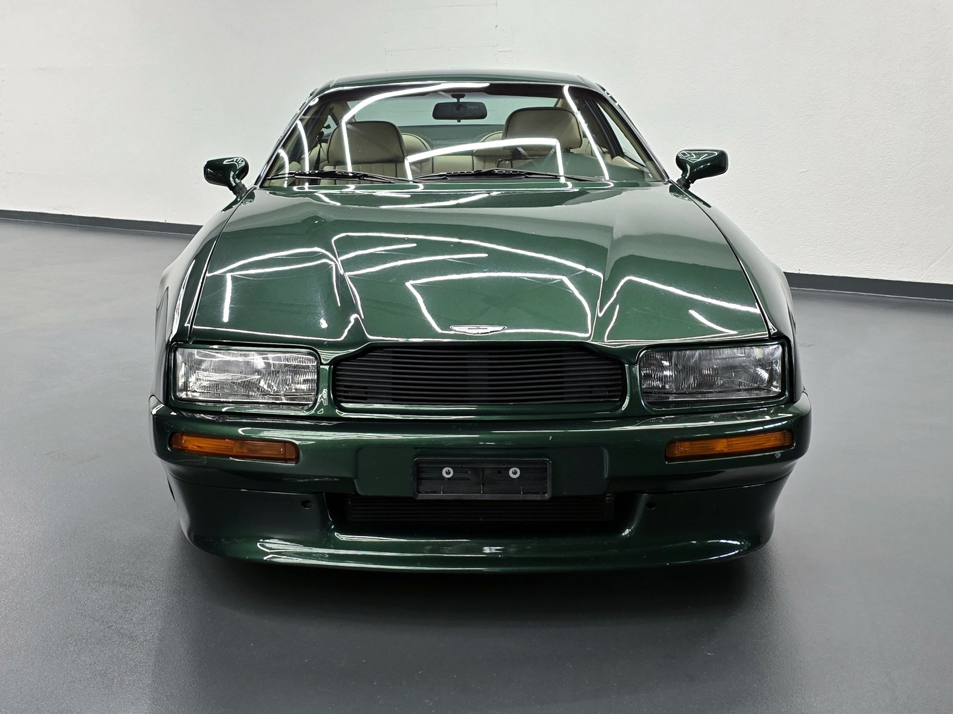 ASTON MARTIN Virage Saloon-showroom-element-3