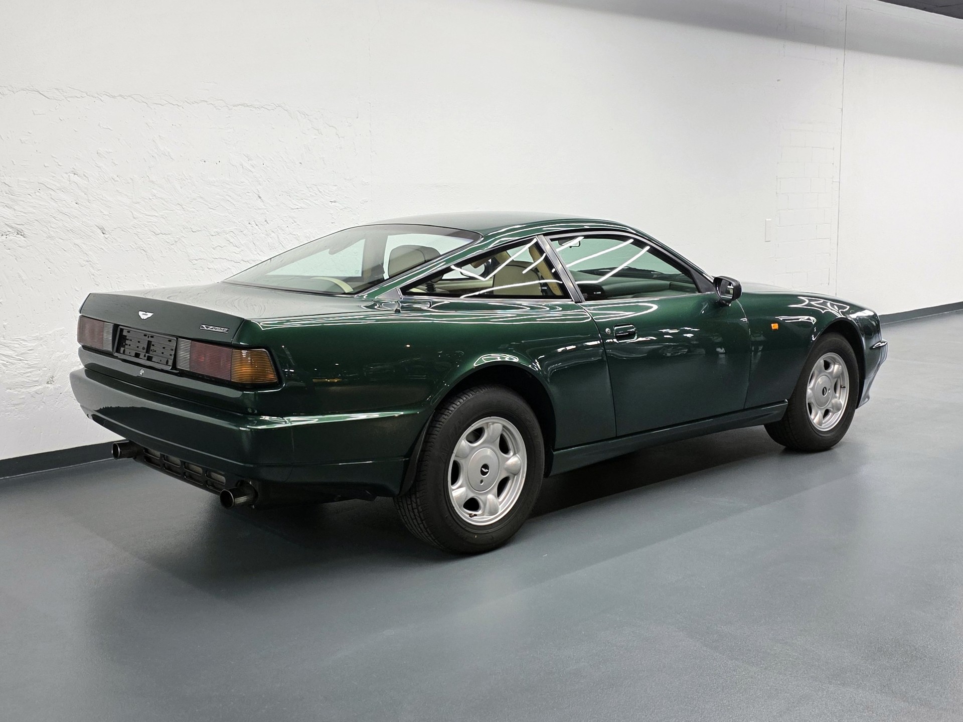 ASTON MARTIN Virage Saloon-showroom-element-2