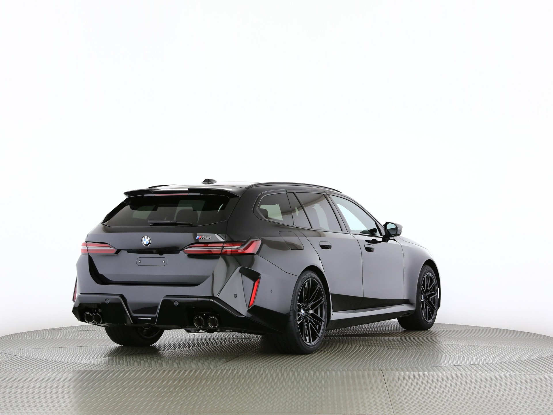 BMW M5 xDrive Touring-showroom-element-1