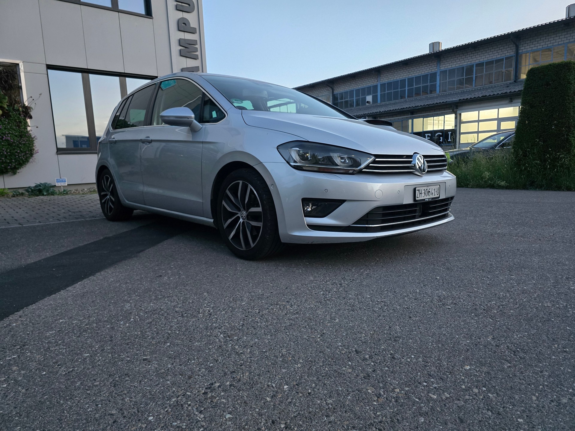 VW Golf Sportsvan 1.4 TSI Highline DSG-image-2