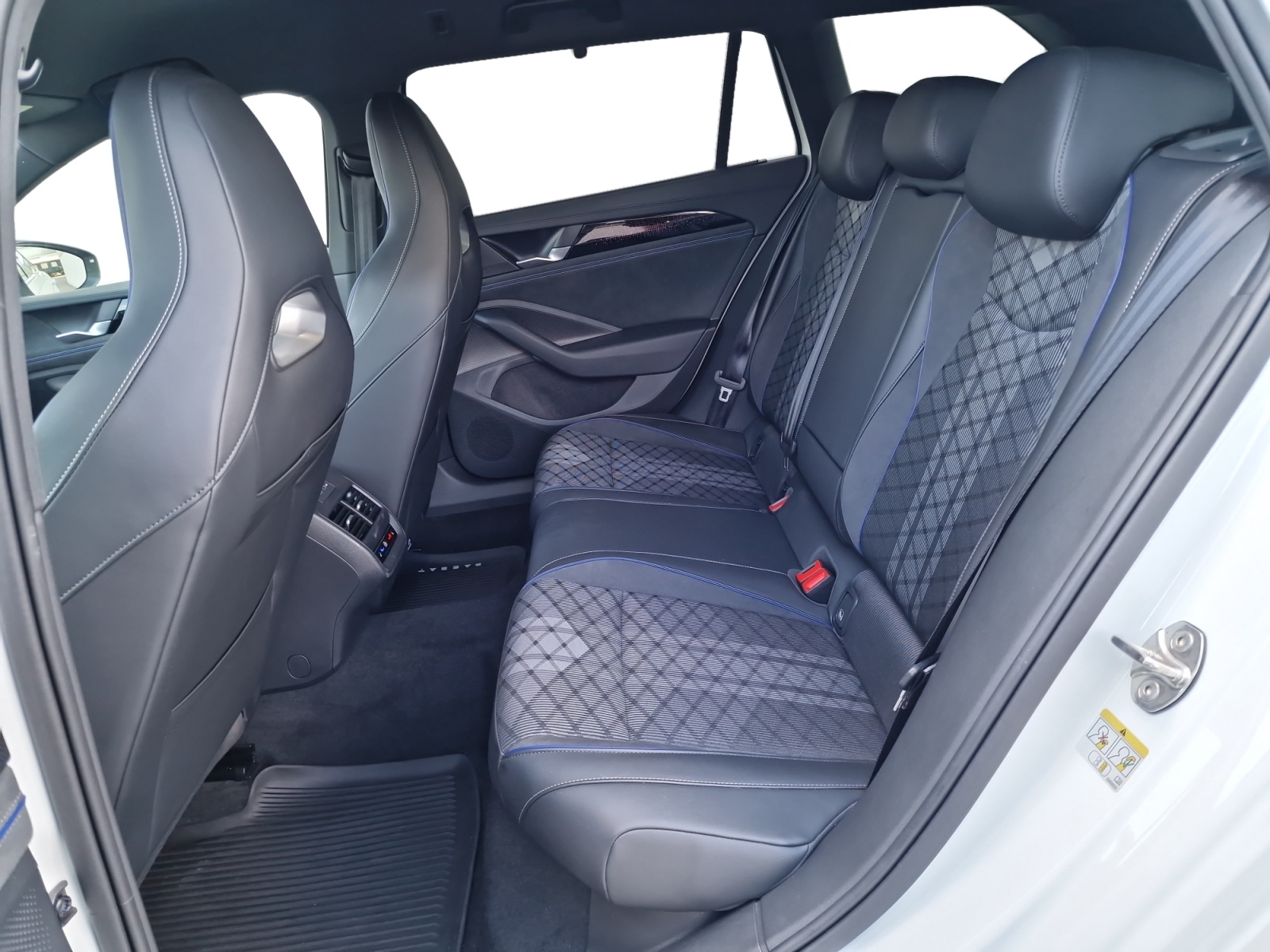 VW Passat 2.0 TDI R-Line 4Motion AHK-image-23