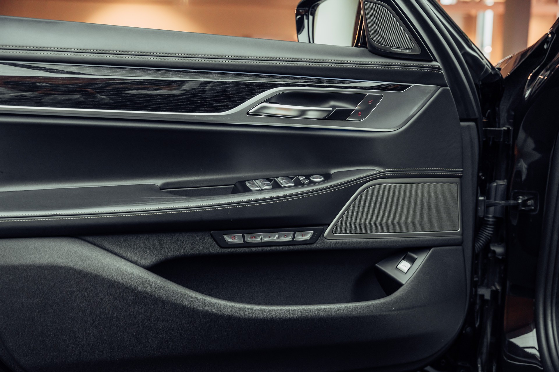 BMW M760Li xDrive Steptronic-image-11