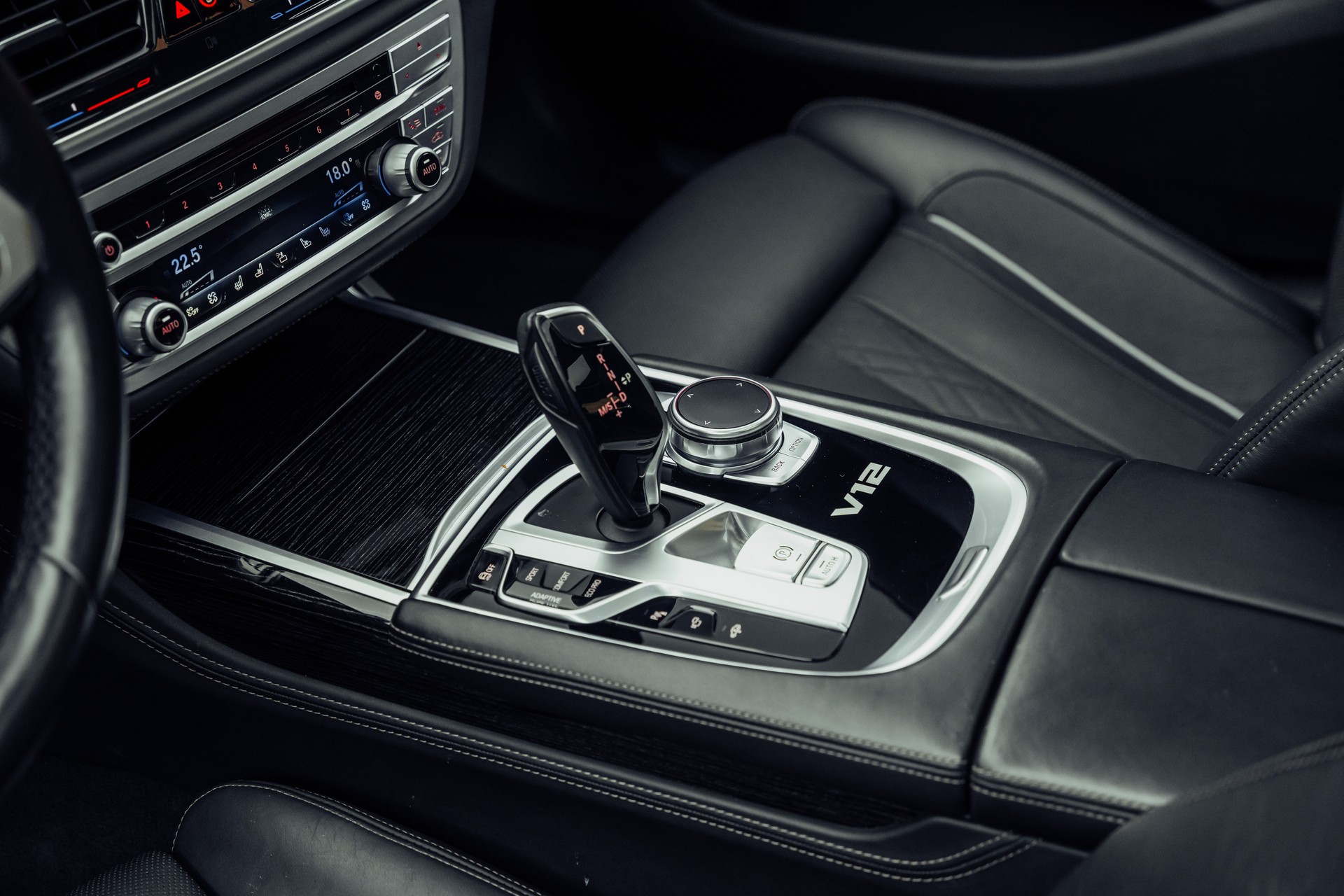 BMW M760Li xDrive Steptronic-image-17