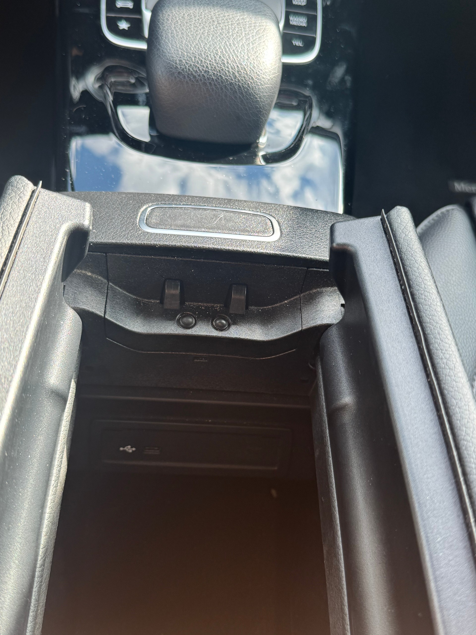 MERCEDES-BENZ CLA 200 7G-DCT-image-14