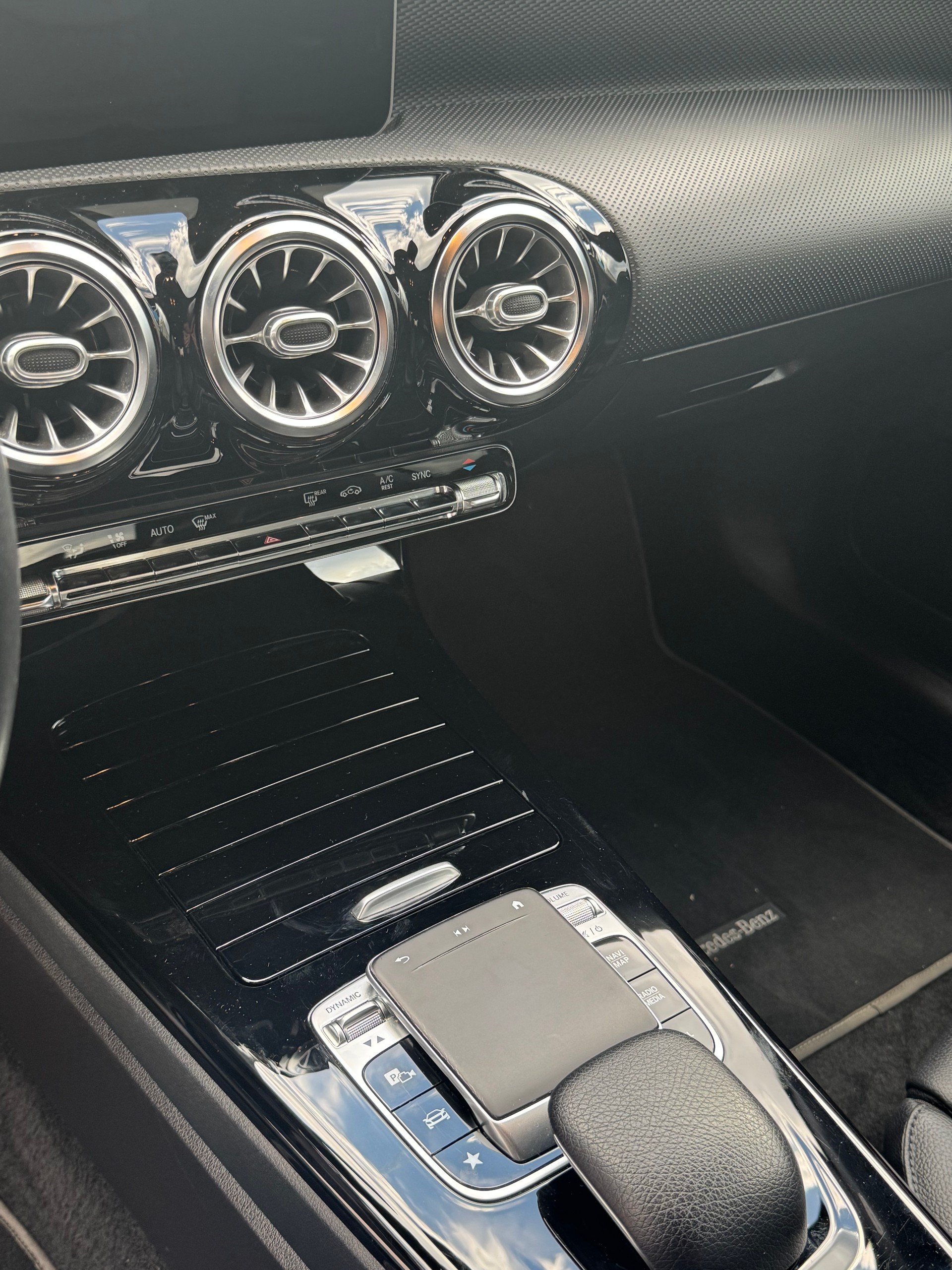 MERCEDES-BENZ CLA 200 7G-DCT-image-12