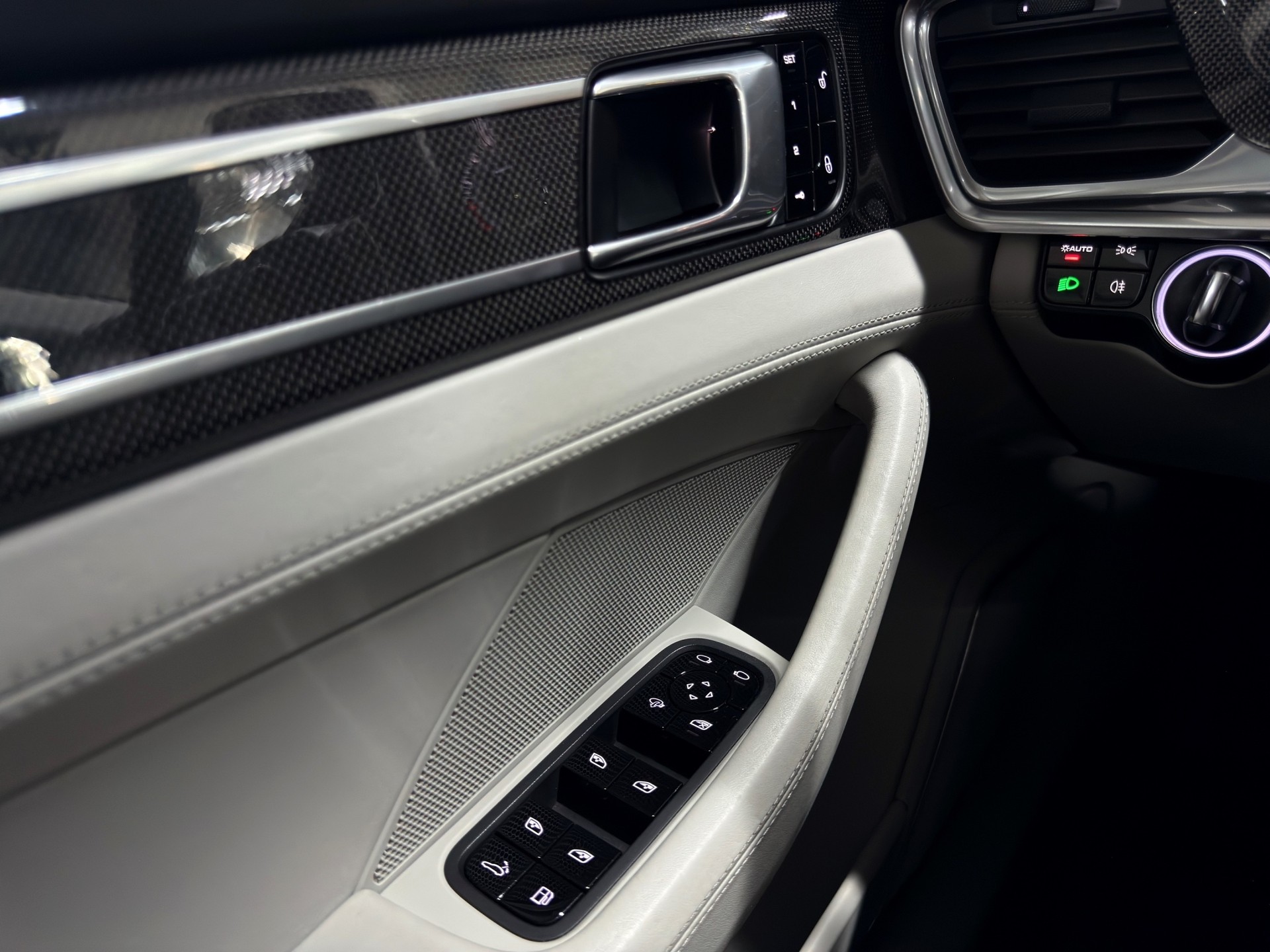 PORSCHE Panamera 4 E-Hybrid PDK-image-23