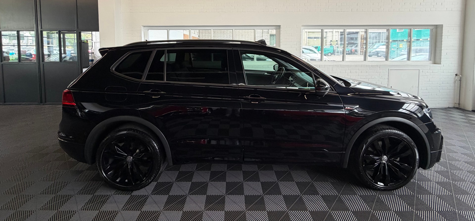 VW Tiguan Allspace 2.0 TDI SCR Highline R-LINE SPORT 00 PS 4X4 4MotionDSG-showroom-element-1