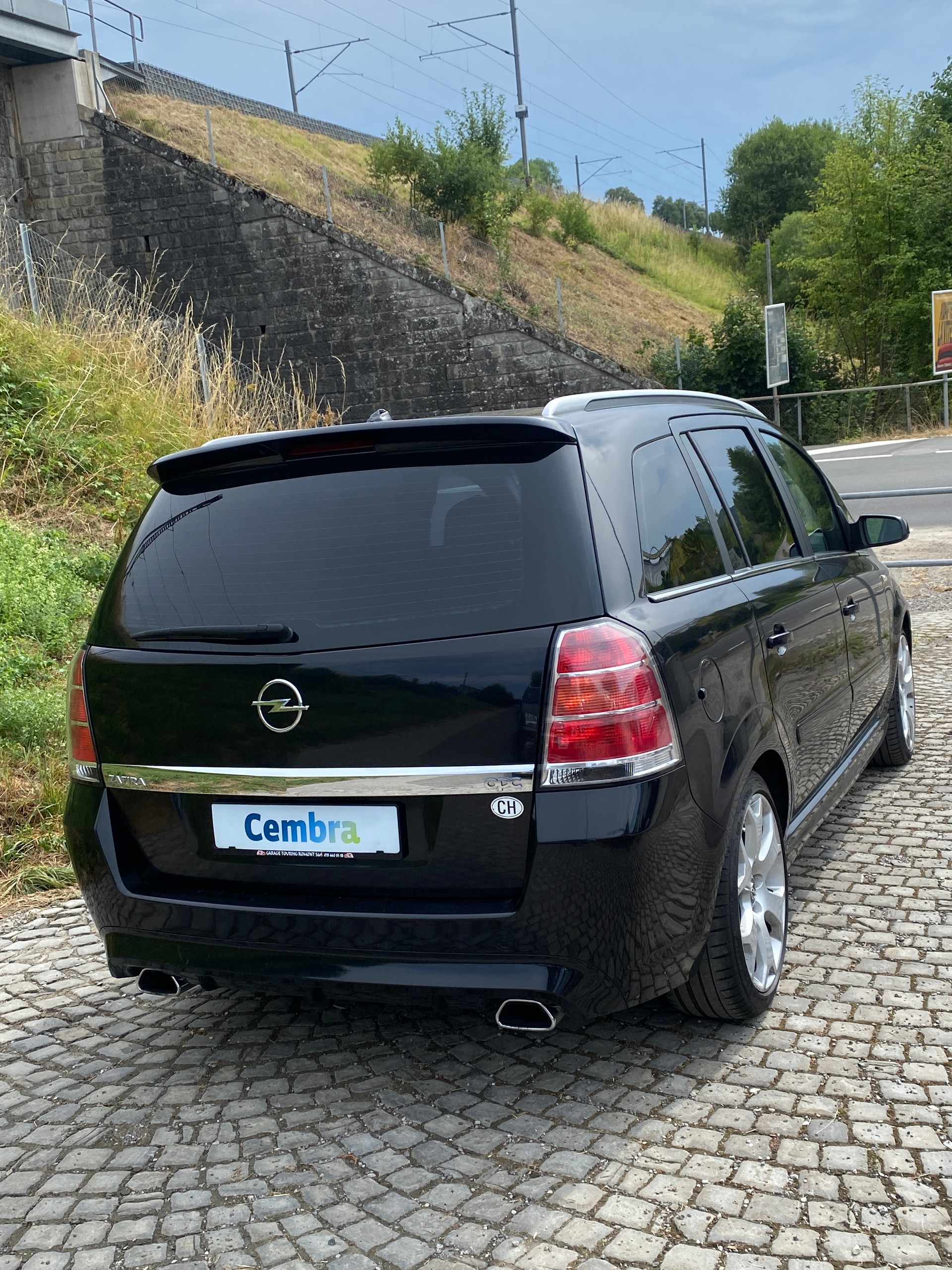 OPEL Zafira 2.0i 16V Turbo OPC-showroom-element-2