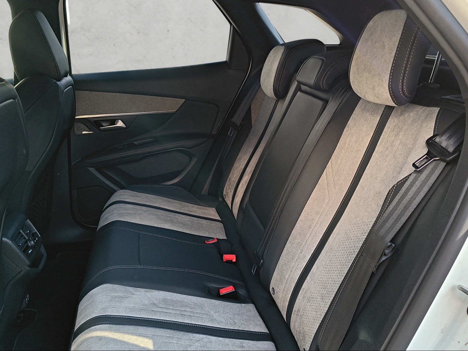 PEUGEOT 3008 1.6 Plug-in Hybrid4 GT Pack-image-9